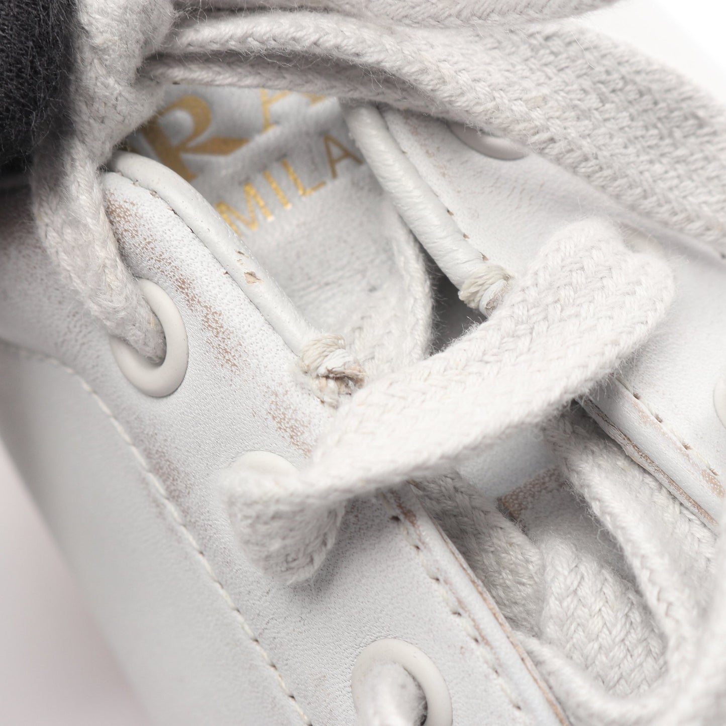 トライアングルロゴ ユーズド加工 ローカットスニーカー レザー ホワイト プラダ シューズ PRADA