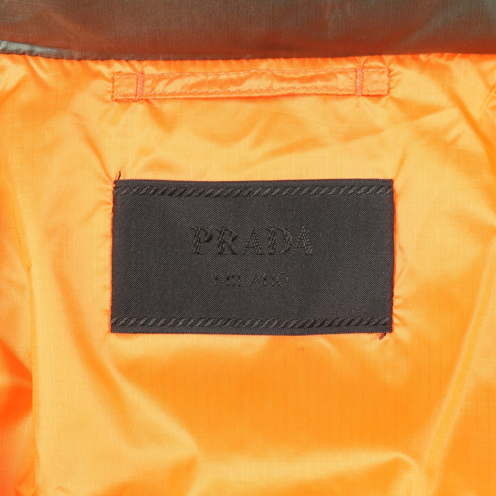 ダウンジャケット ナイロン カーキグリーン オレンジ 三角プレート プラダ アウター PRADA