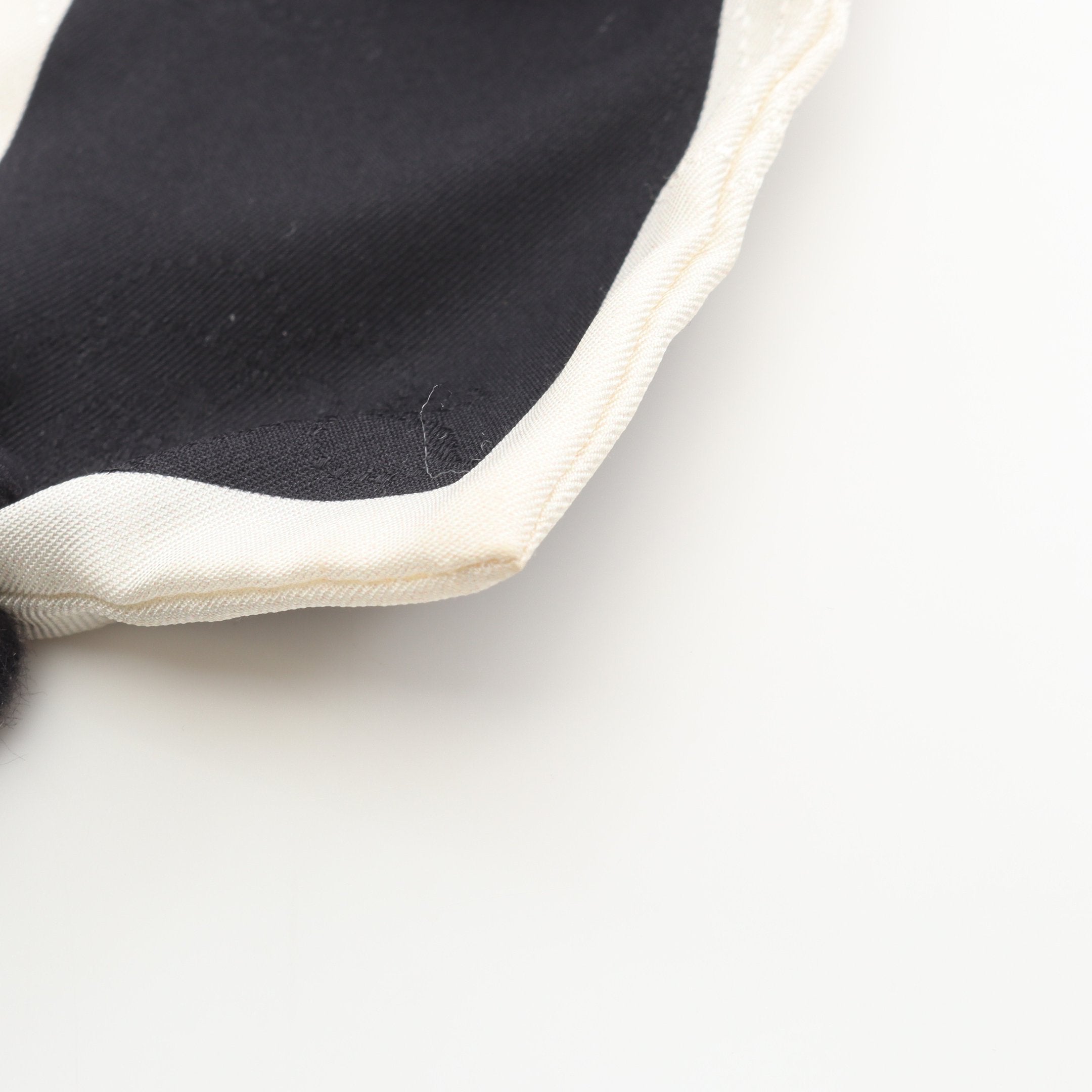 カメリア リボン シュシュ ヘアアクセサリー シルク ブラック オフ