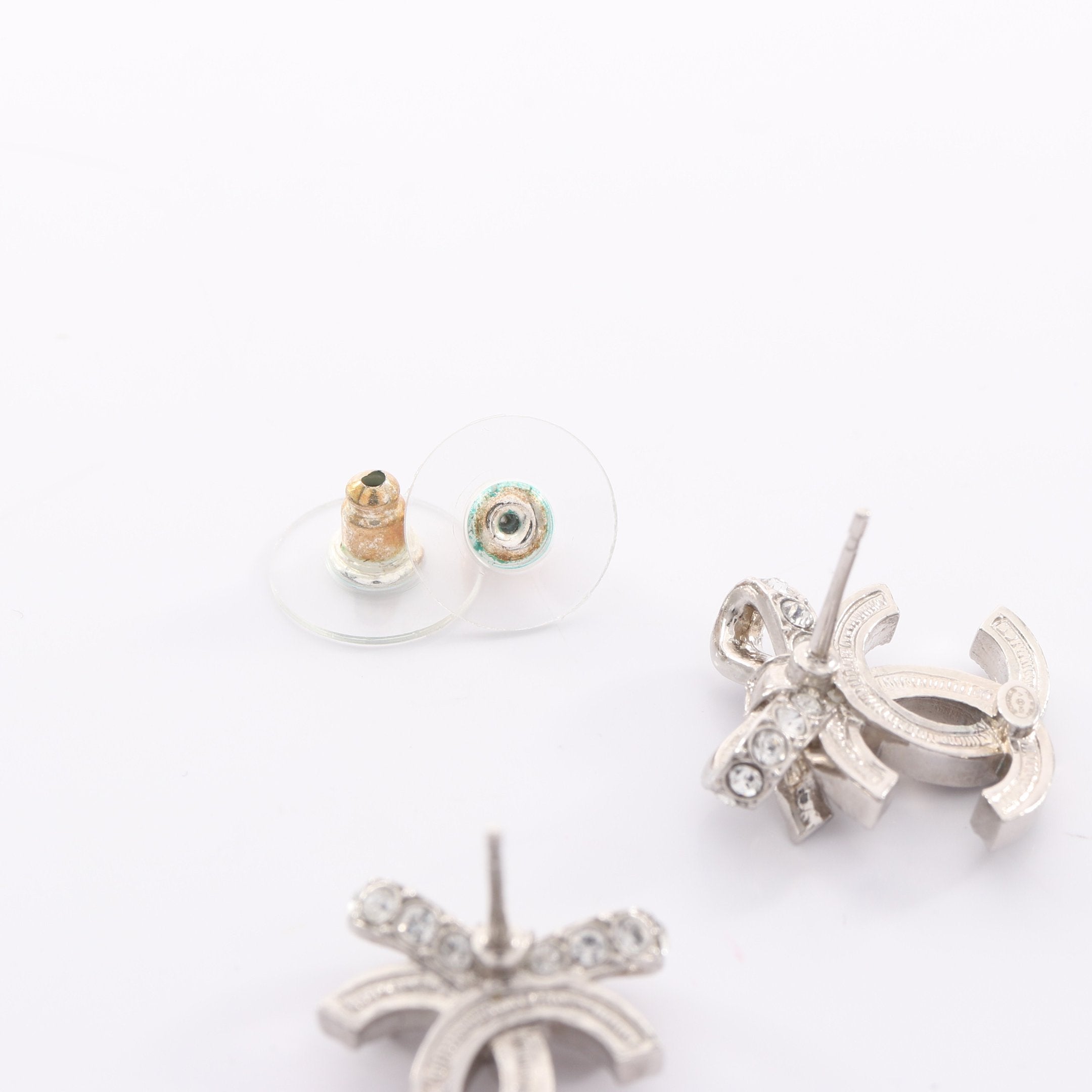 ココマーク リボン ピアス ラインストーン シルバー クリア B24V