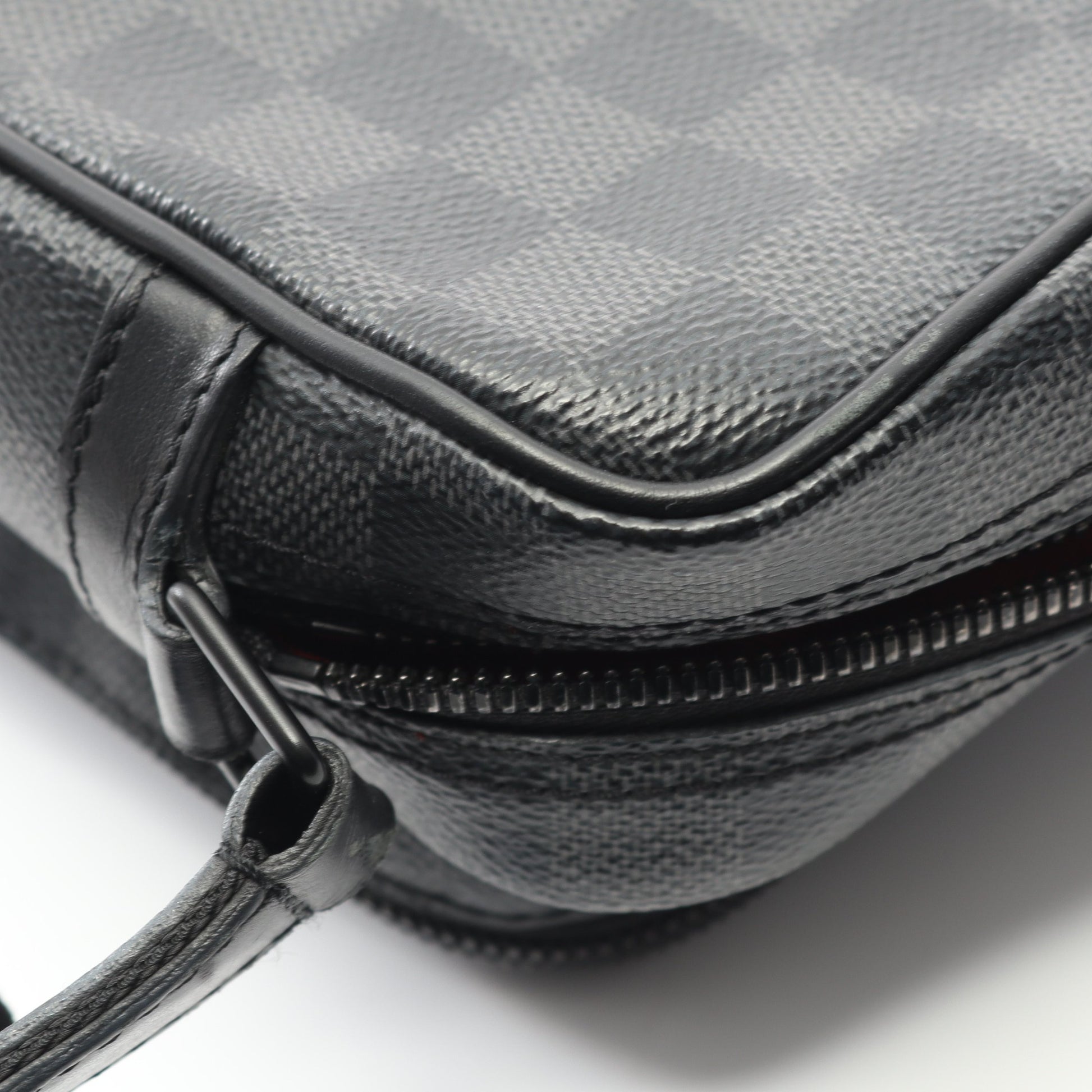 ユーティリティ メッセンジャー ダミエグラフィット ショルダーバッグ PVC レザー ダークグレー ルイヴィトン バッグ LOUIS VUITTON