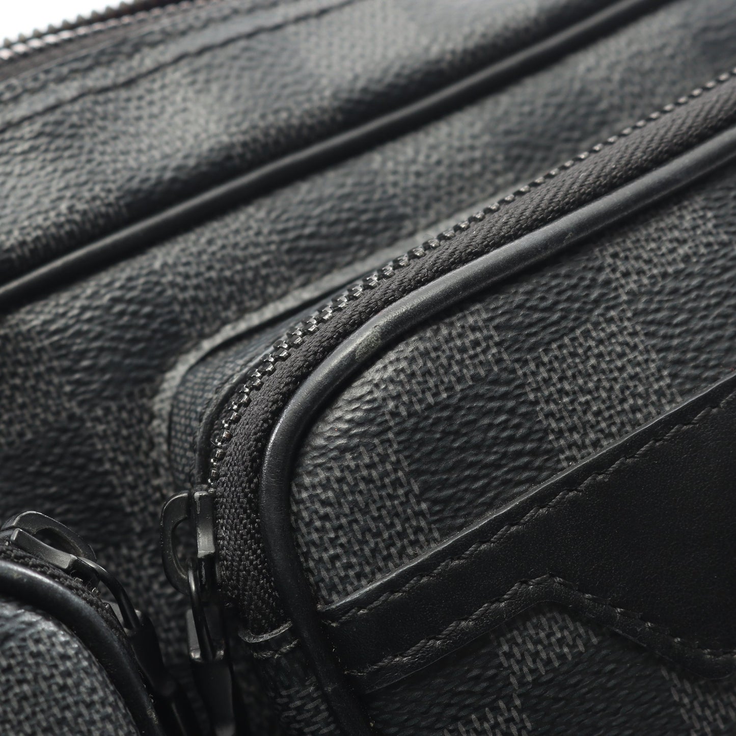 ユーティリティ メッセンジャー ダミエグラフィット ショルダーバッグ PVC レザー ダークグレー ルイヴィトン バッグ LOUIS VUITTON