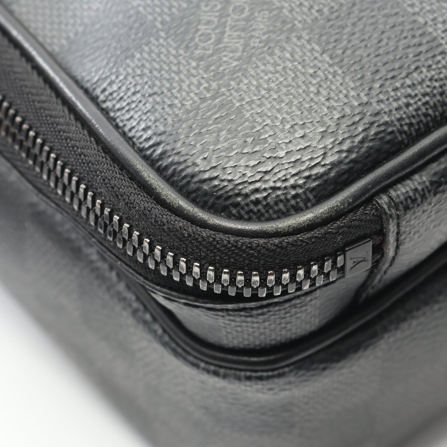 ユーティリティ メッセンジャー ダミエグラフィット ショルダーバッグ PVC レザー ダークグレー ルイヴィトン バッグ LOUIS VUITTON