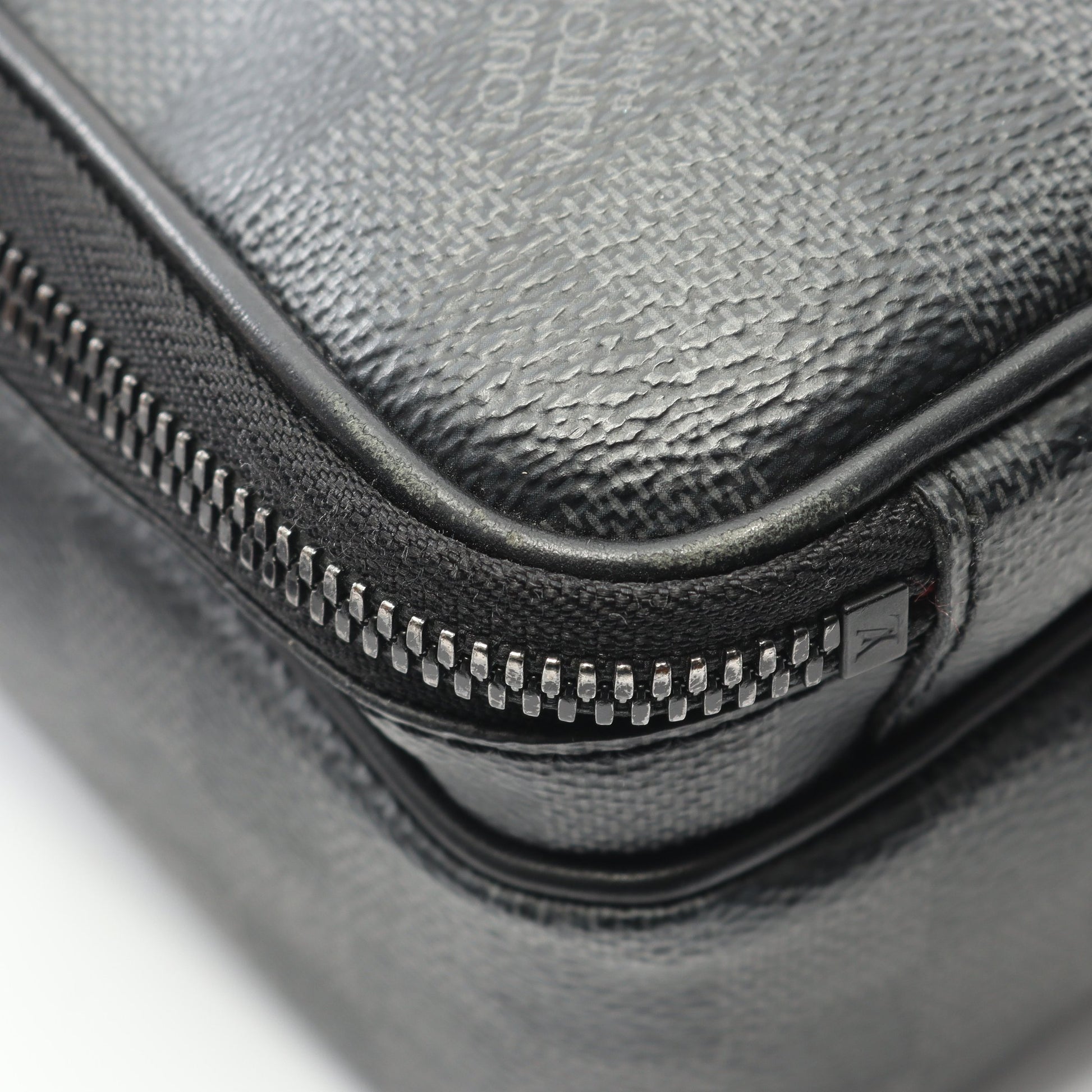 ユーティリティ メッセンジャー ダミエグラフィット ショルダーバッグ PVC レザー ダークグレー ルイヴィトン バッグ LOUIS VUITTON