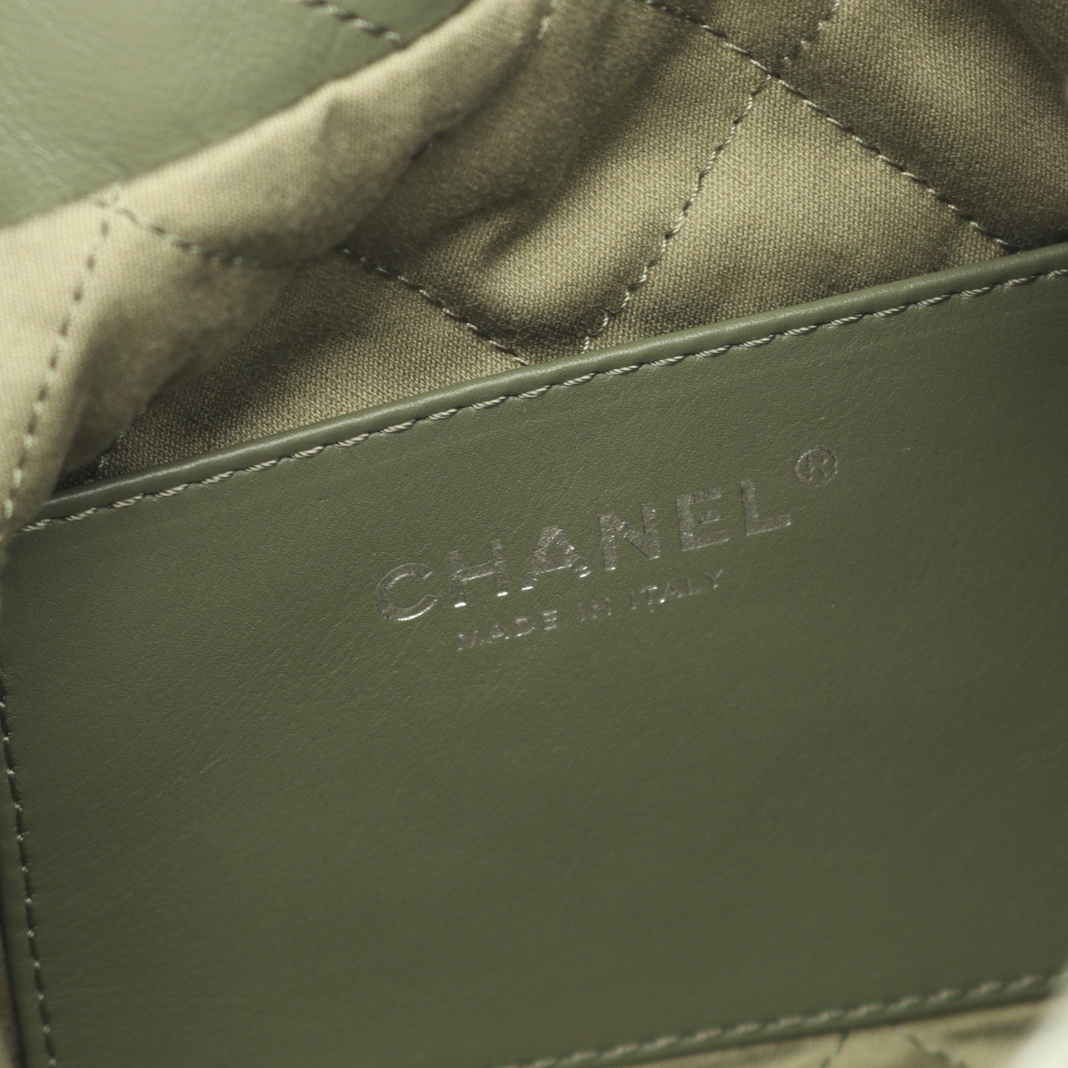 CHANEL 22 ミニ チェーンショルダーバッグ レザー カーキグリーン