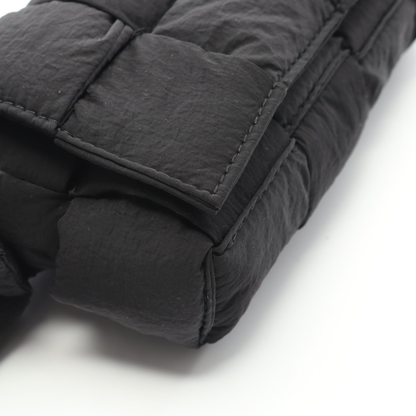 PADDED CASSETTE パデッド カセット ボディバッグ ウエストバッグ ナイロン ブラック ボッテガヴェネタ バッグ BOTTEGA VENETA