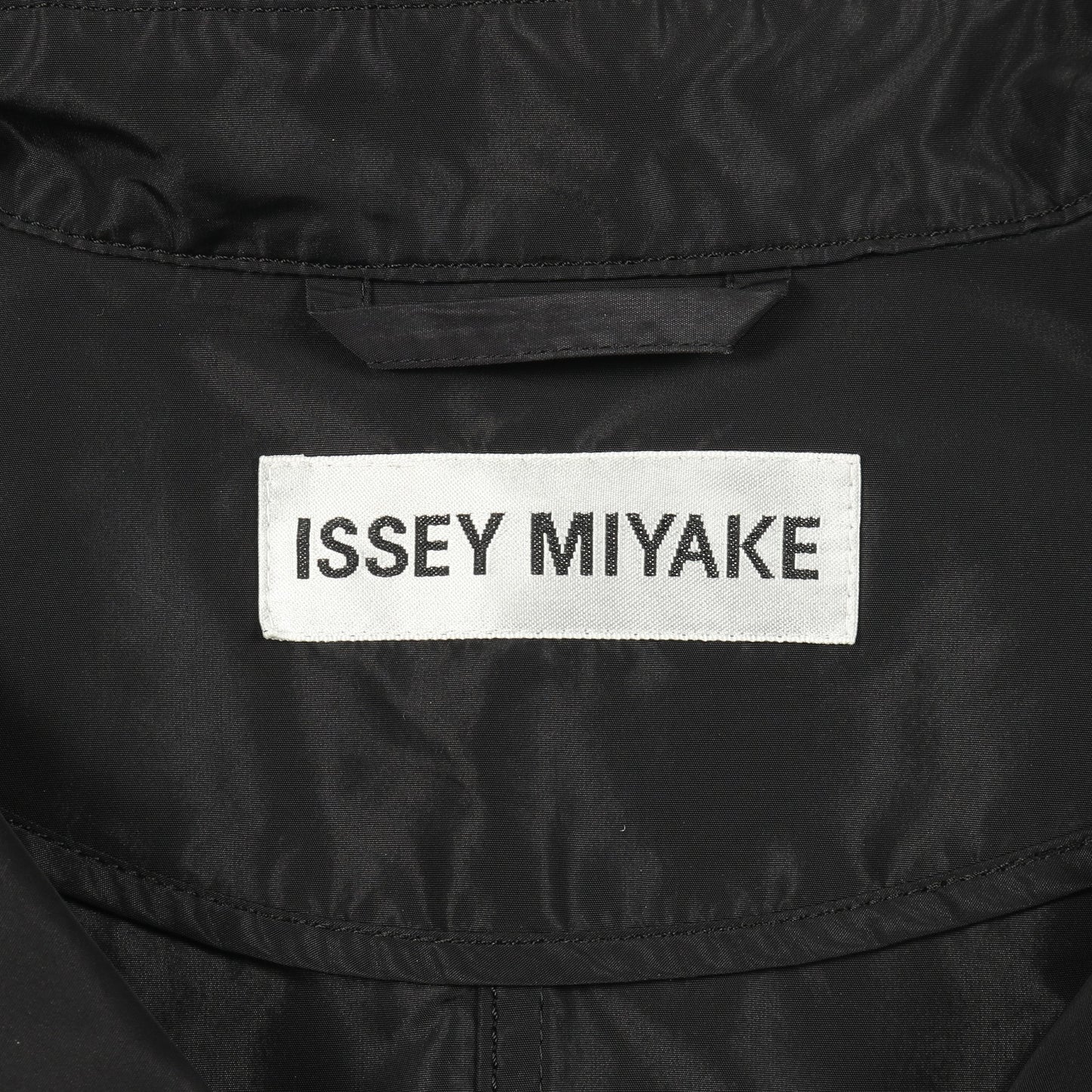 ファスナーデザイン 変形 トレンチコート ポリエスエル ブラック イッセイミヤケ アウター ISSEY MIYAKE