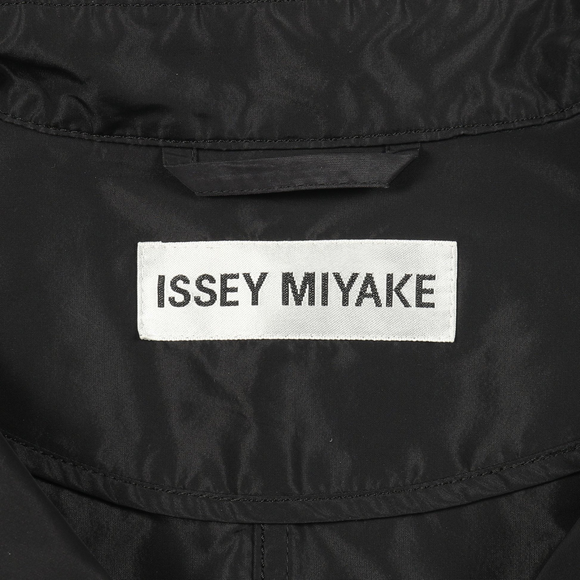 ファスナーデザイン 変形 トレンチコート ポリエスエル ブラック イッセイミヤケ アウター ISSEY MIYAKE
