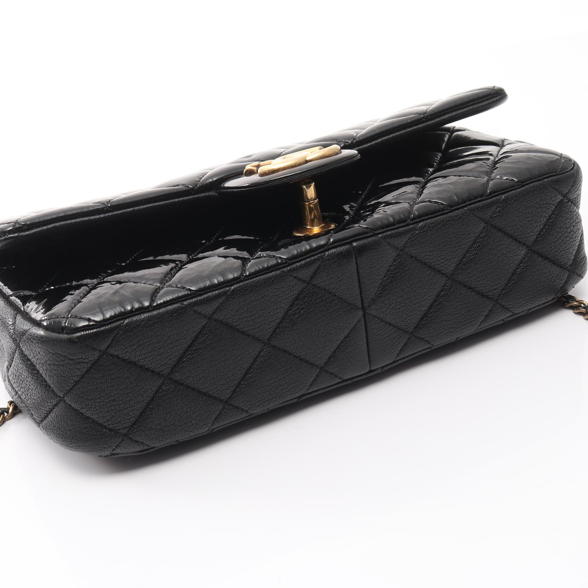マトラッセ Wチェーンショルダーバッグ エナメルレザー レザー ブラック ゴールド金具 シャネル バッグ CHANEL