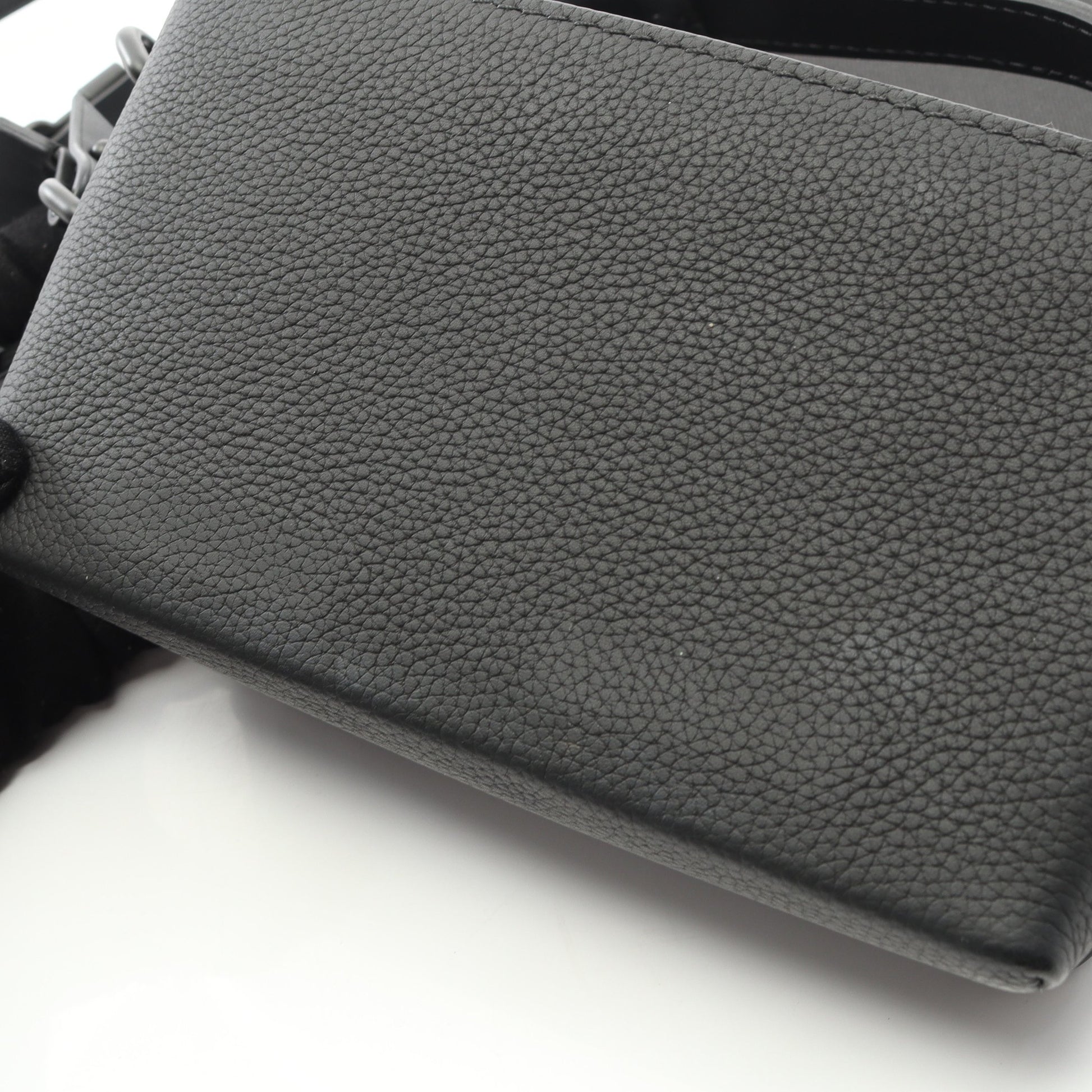 ファストライン ウェアラブル ウォレット LV アエログラム ショルダーバッグ レザー ブラック ルイヴィトン バッグ LOUIS VUITTON