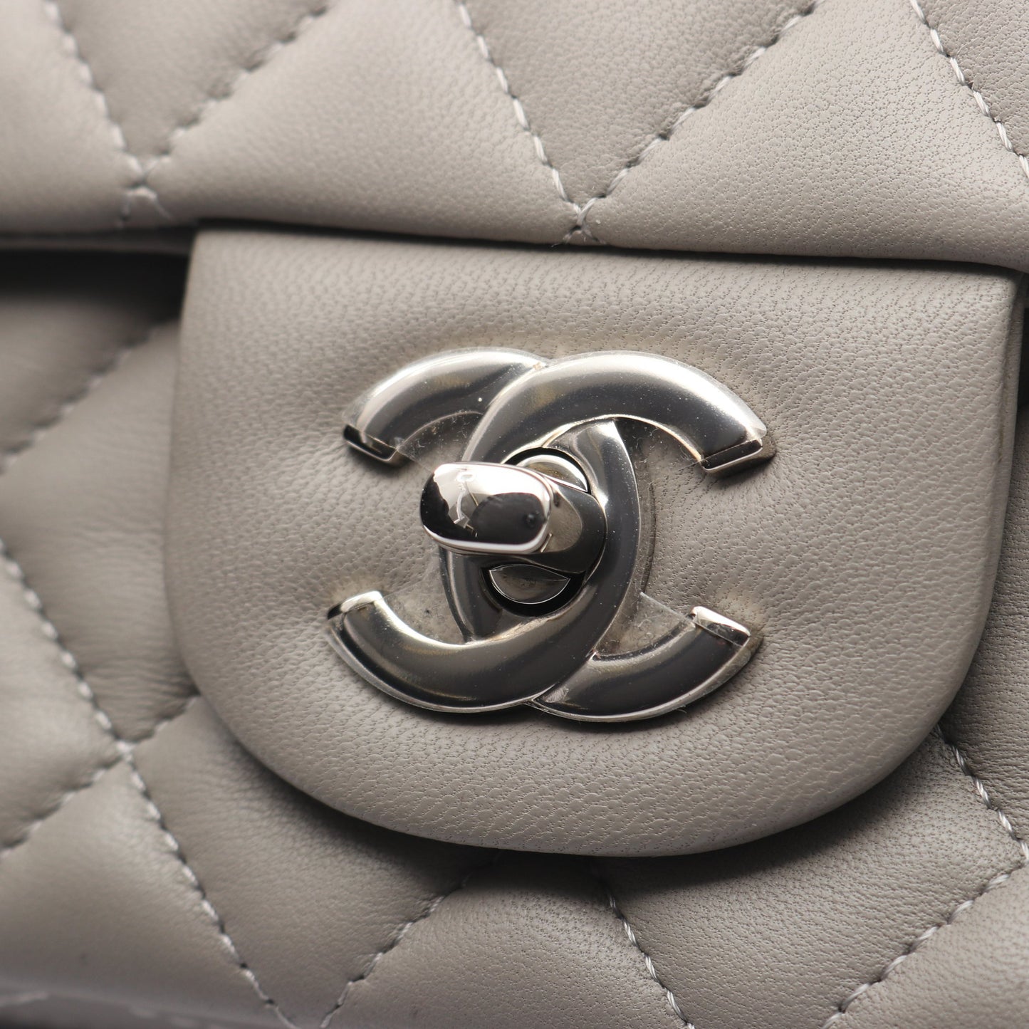 ミニマトラッセ20 チェーンショルダーバッグ ラムスキン グレー シルバー金具 シャネル バッグ CHANEL