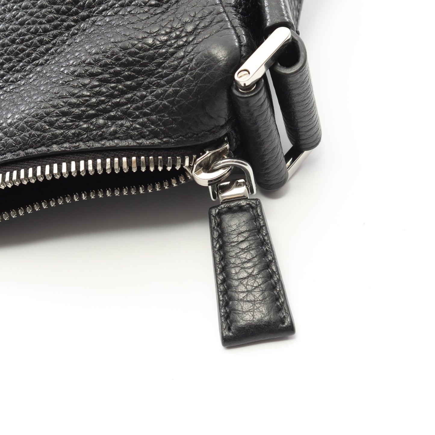 トライアングルロゴ ショルダーバッグ レザー ブラック プラダ