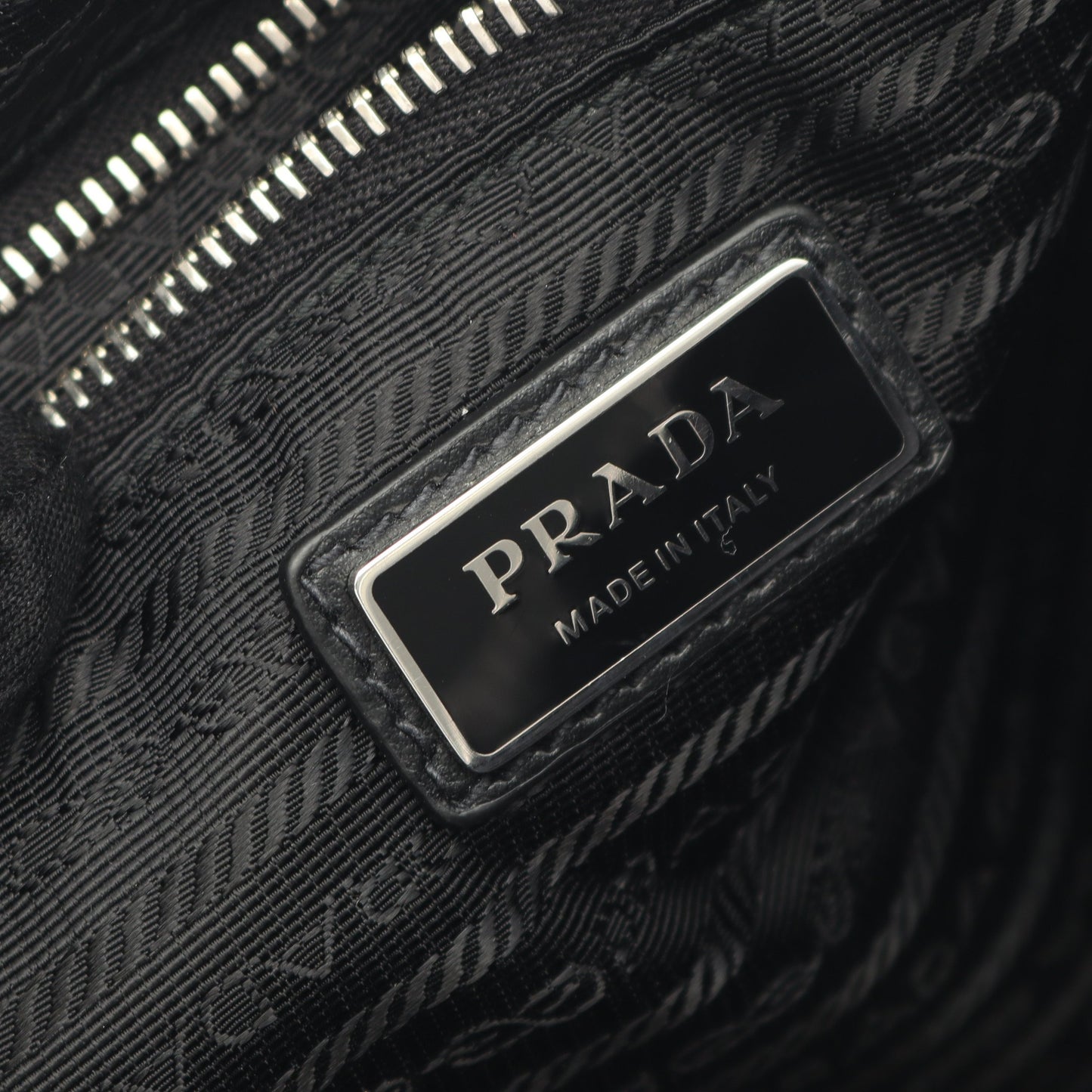 トライアングルロゴ ショルダーバッグ レザー ブラック プラダ