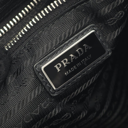 トライアングルロゴ ショルダーバッグ レザー ブラック プラダ