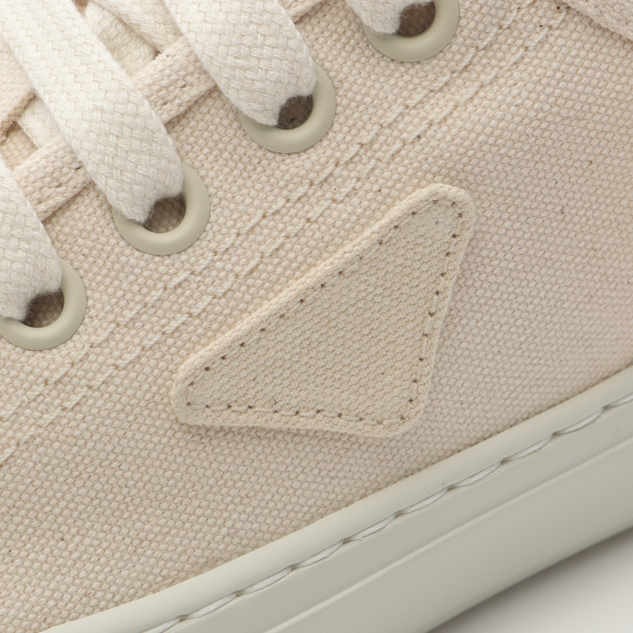 スニーカー キャンバス ライトベージュ 三角ロゴ プラダ – RECLO