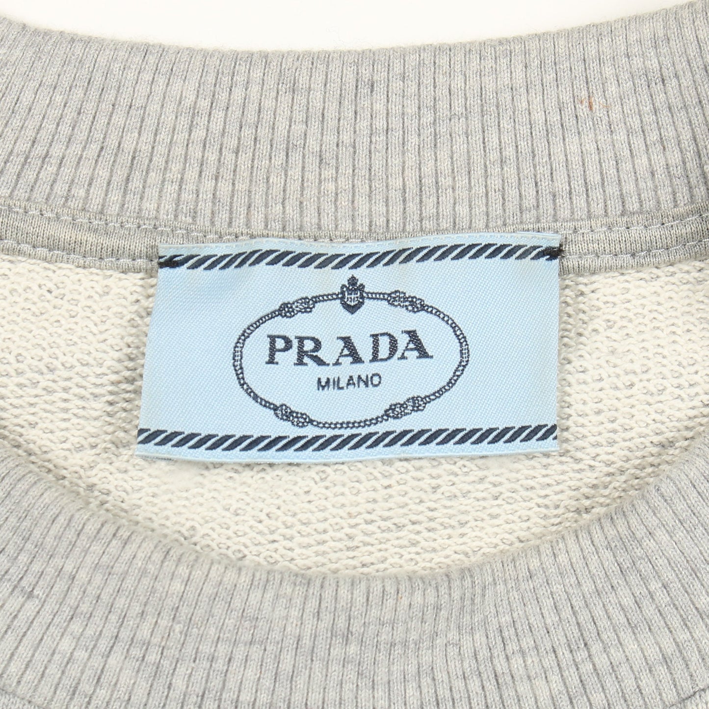 スウェットシャツ クルーネック 長袖 コットン グレー 三角プレート プラダ トップス PRADA