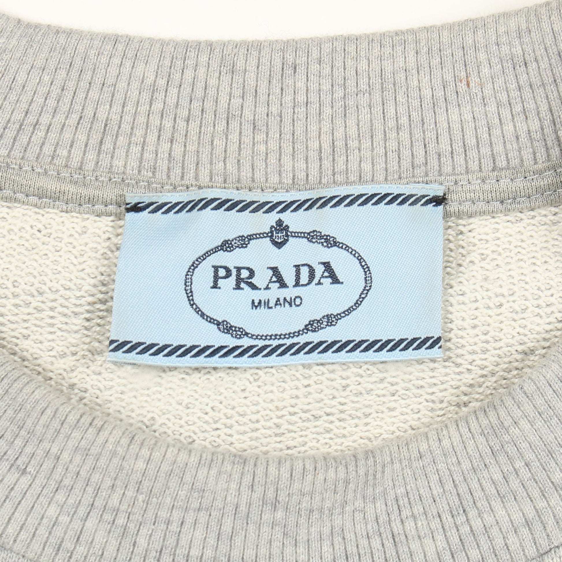 スウェットシャツ クルーネック 長袖 コットン グレー 三角プレート プラダ トップス PRADA