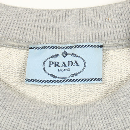 スウェットシャツ クルーネック 長袖 コットン グレー 三角プレート プラダ トップス PRADA