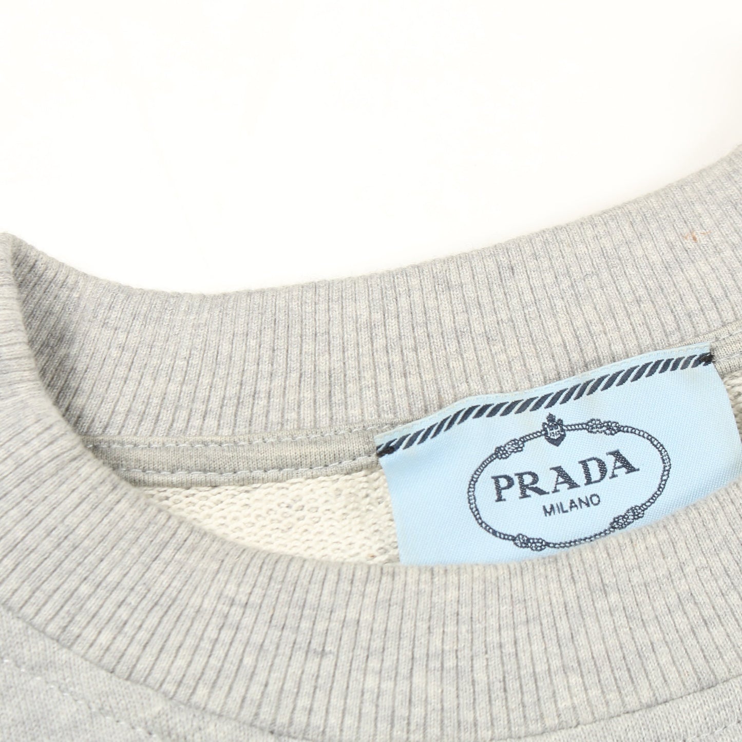 スウェットシャツ クルーネック 長袖 コットン グレー 三角プレート プラダ トップス PRADA