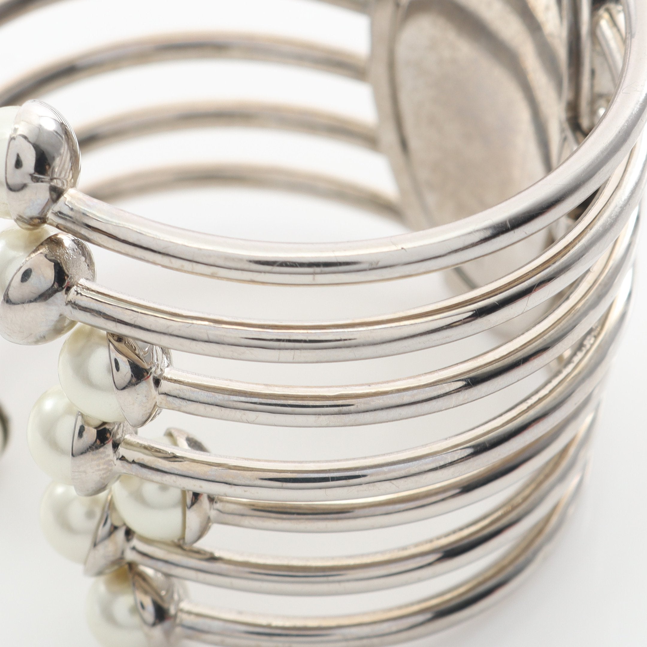 バングル ロゴ フェイクパール シルバー オフホワイト クリスチャン