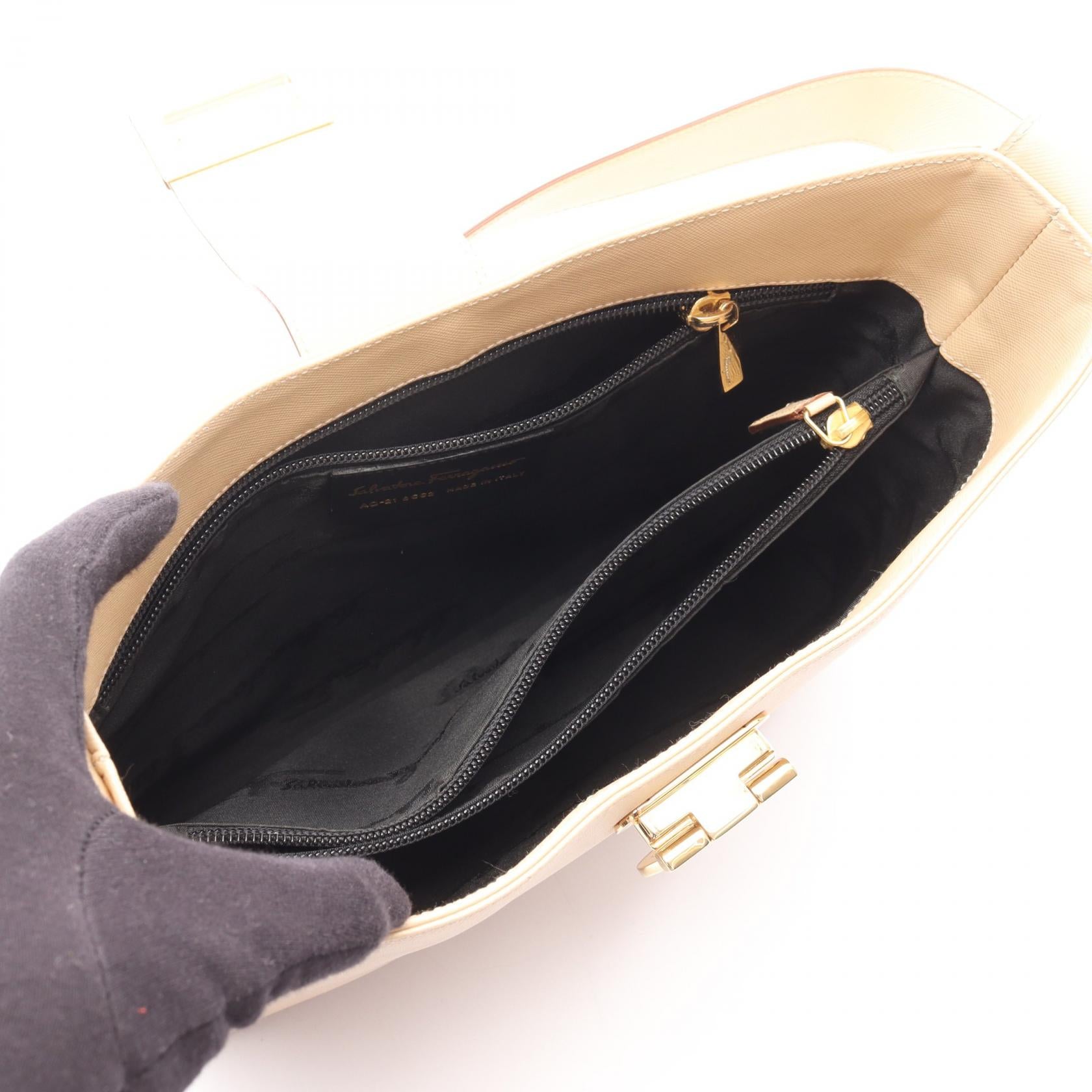 ガンチーニ ショルダーバッグ レザー ライトベージュ サルヴァトーレ