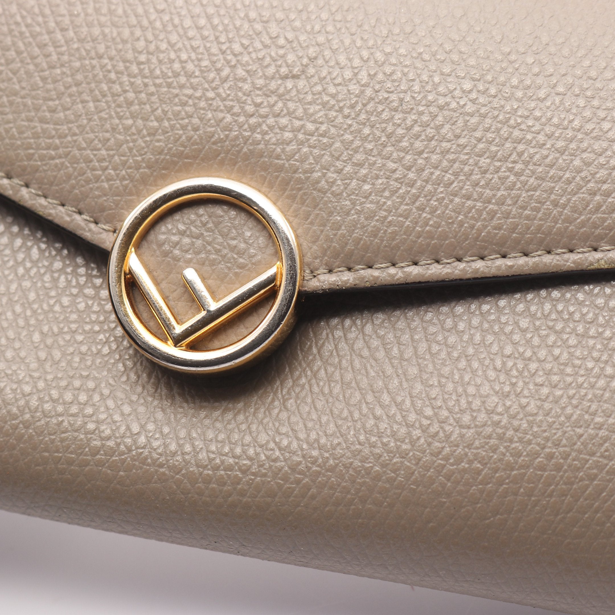 【新品訳あり】FENDI エフ イズ 二つ折り　財布 Fグレージュ レザー エフ イズ 二つ折り長財布 レザー グレーベージュ フェンディ – RECLO