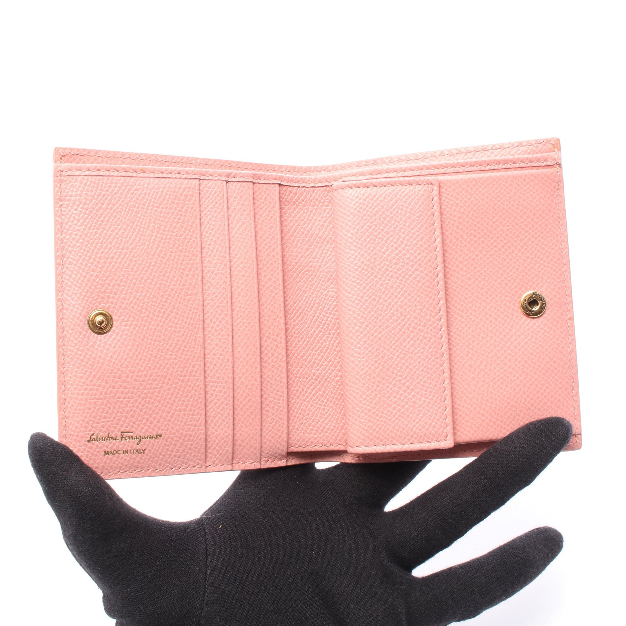 ♡美品♡サルヴァトーレフェラガモ ガンチーニ 二つ折り財布 ピンク レザー ロゴ ガンチーニ 二つ折り財布 レザー ピンク サルヴァトーレフェラガモ – RECLO