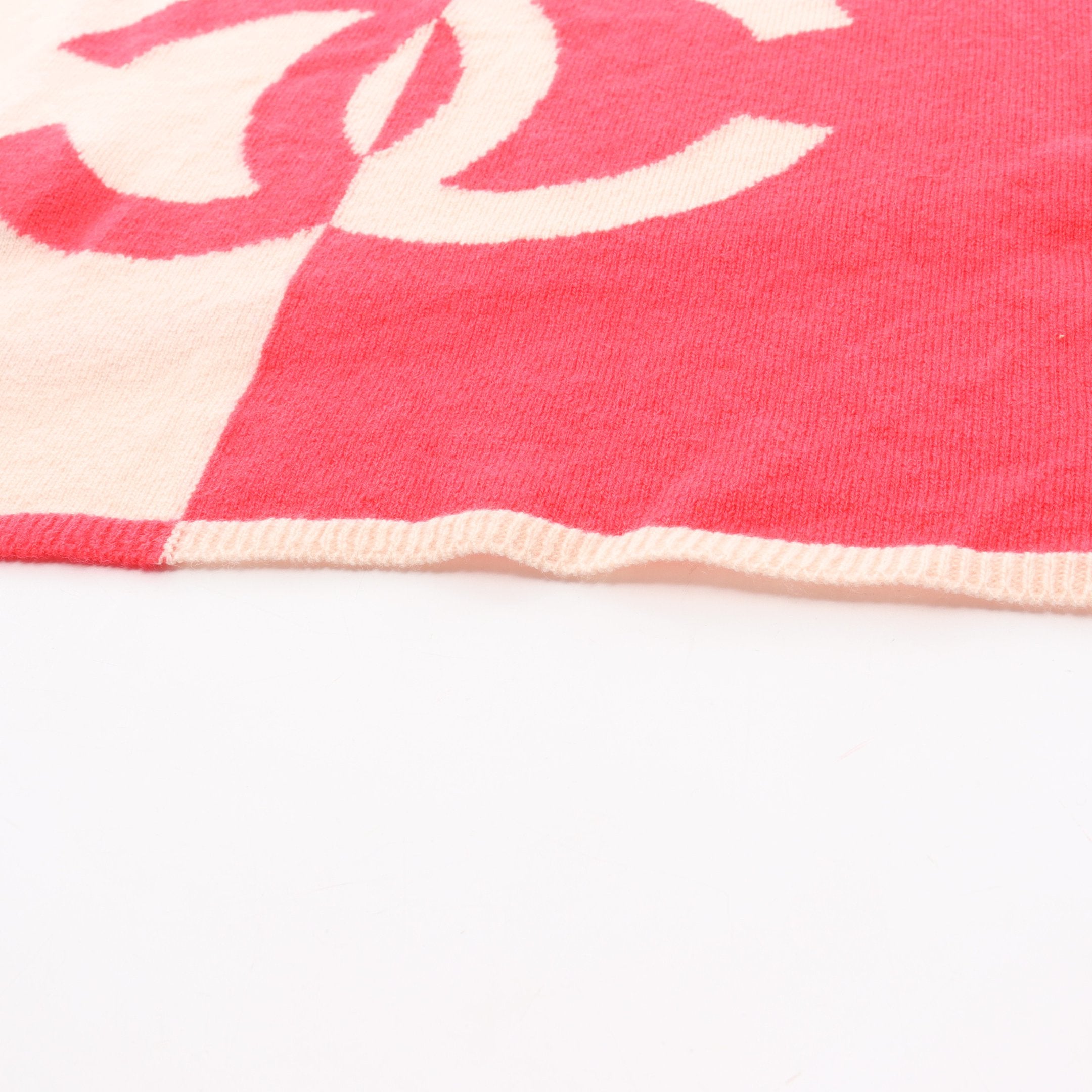 未使用級✨シャネル　カシミヤ100%マフラー　ココマーク　赤　英国製　180㎝ 未使用級✨シャネルカシミヤ100%マフラーココマーク赤英国製180㎝