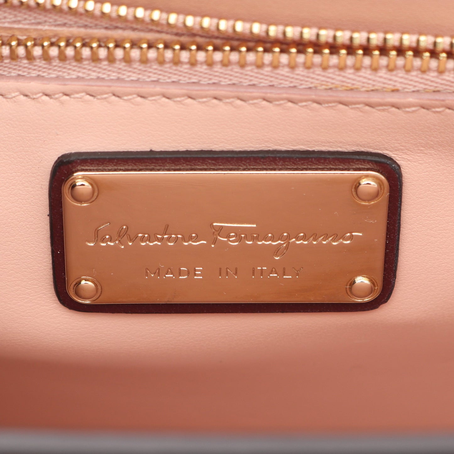 ヴァラリボン チェーンショルダーバッグ レザー ボルドー サルヴァトーレフェラガモ バッグ Salvatore Ferragamo