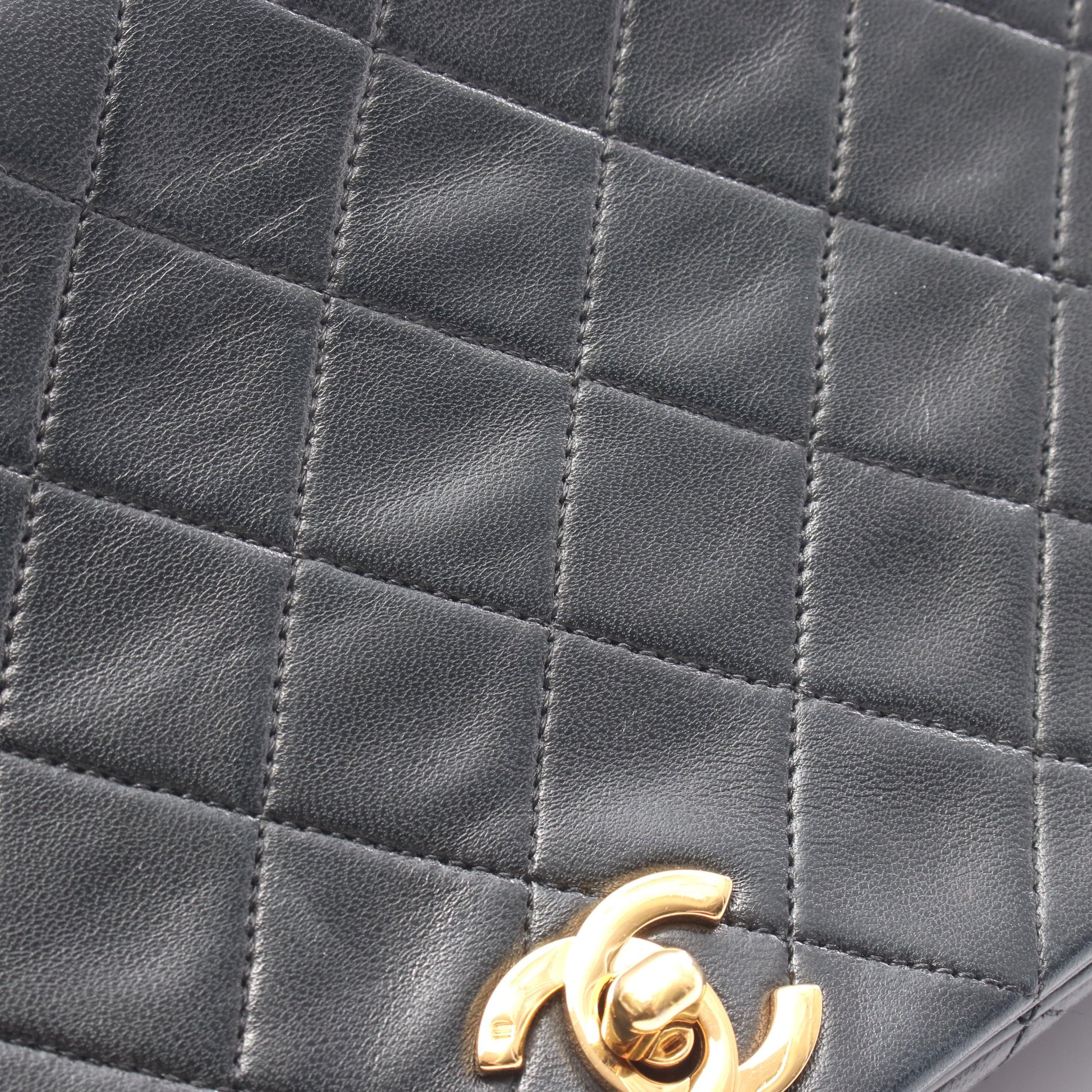 フルフラップ マトラッセ チェーンショルダーバッグ ラムスキン ブラック ゴールド金具 シャネル バッグ CHANEL