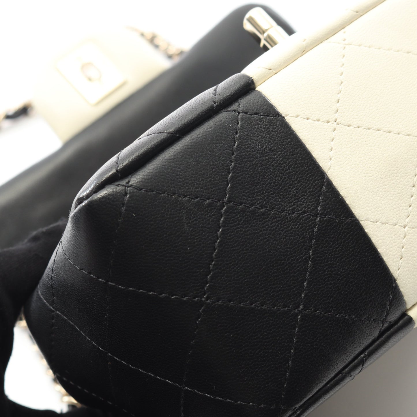 ミニマトラッセ チェーンショルダーバッグ ラムスキン ブラック ホワイト ゴールド金具 バイカラー シャネル バッグ CHANEL