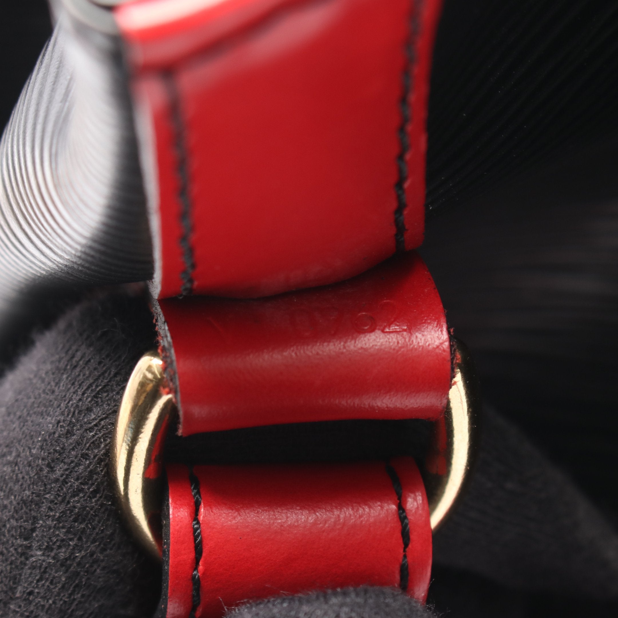 ノエ エピ ノワール カスティリアンレッド ショルダーバッグ レザー