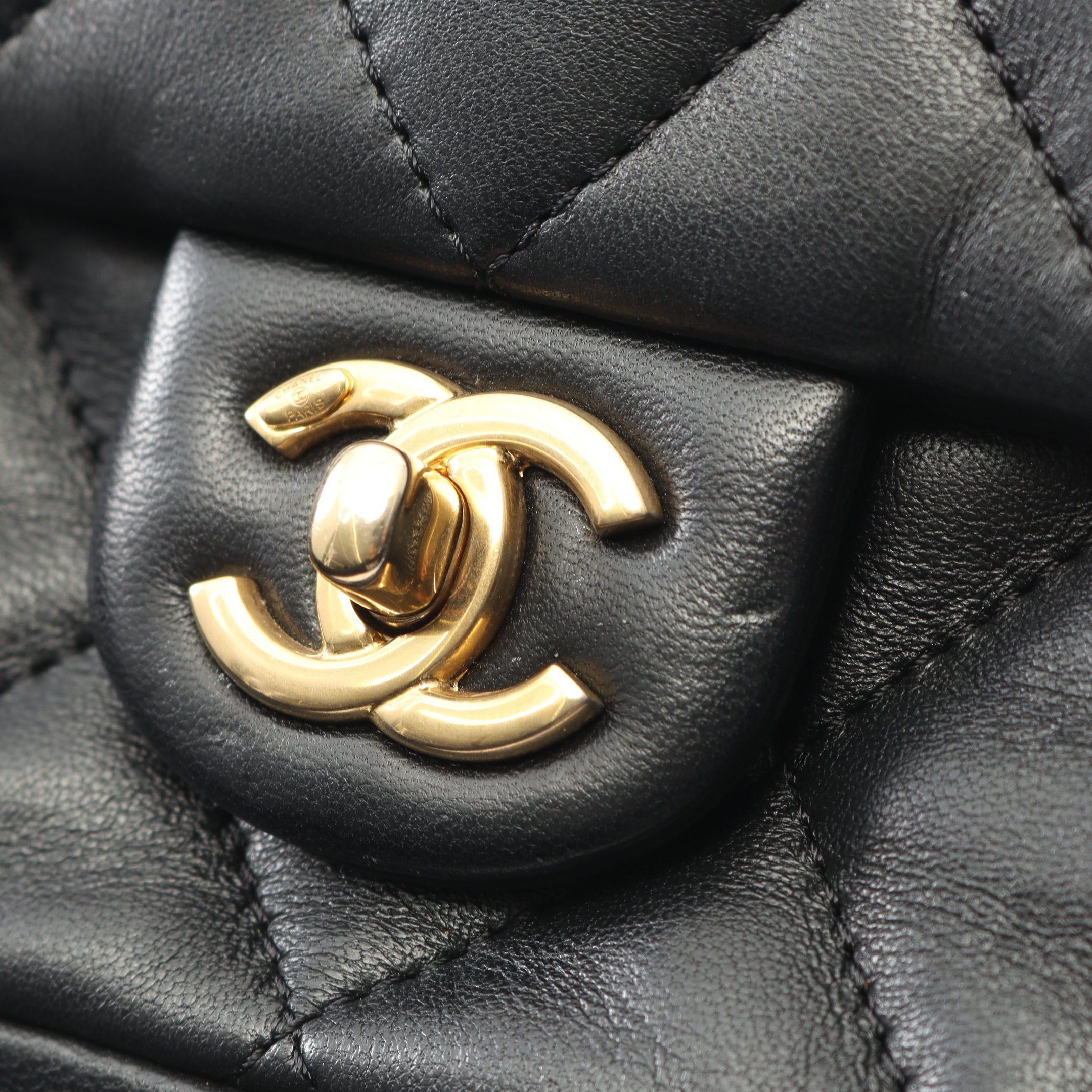 マトラッセ チェーンショルダーバッグ ラムスキン ブラック ゴールド