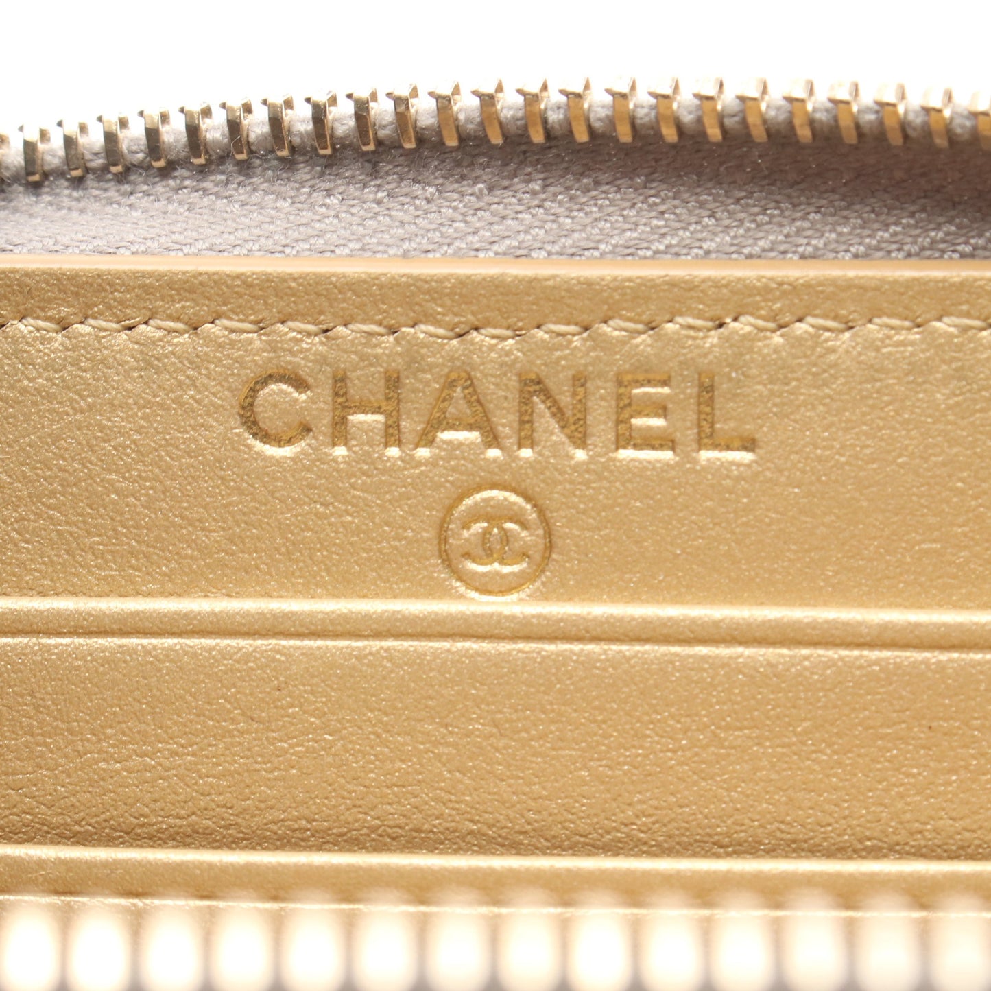 マトラッセ ラウンドファスナー財布 レザー シルバー ゴールド金具 シャネル 財布・小物 CHANEL