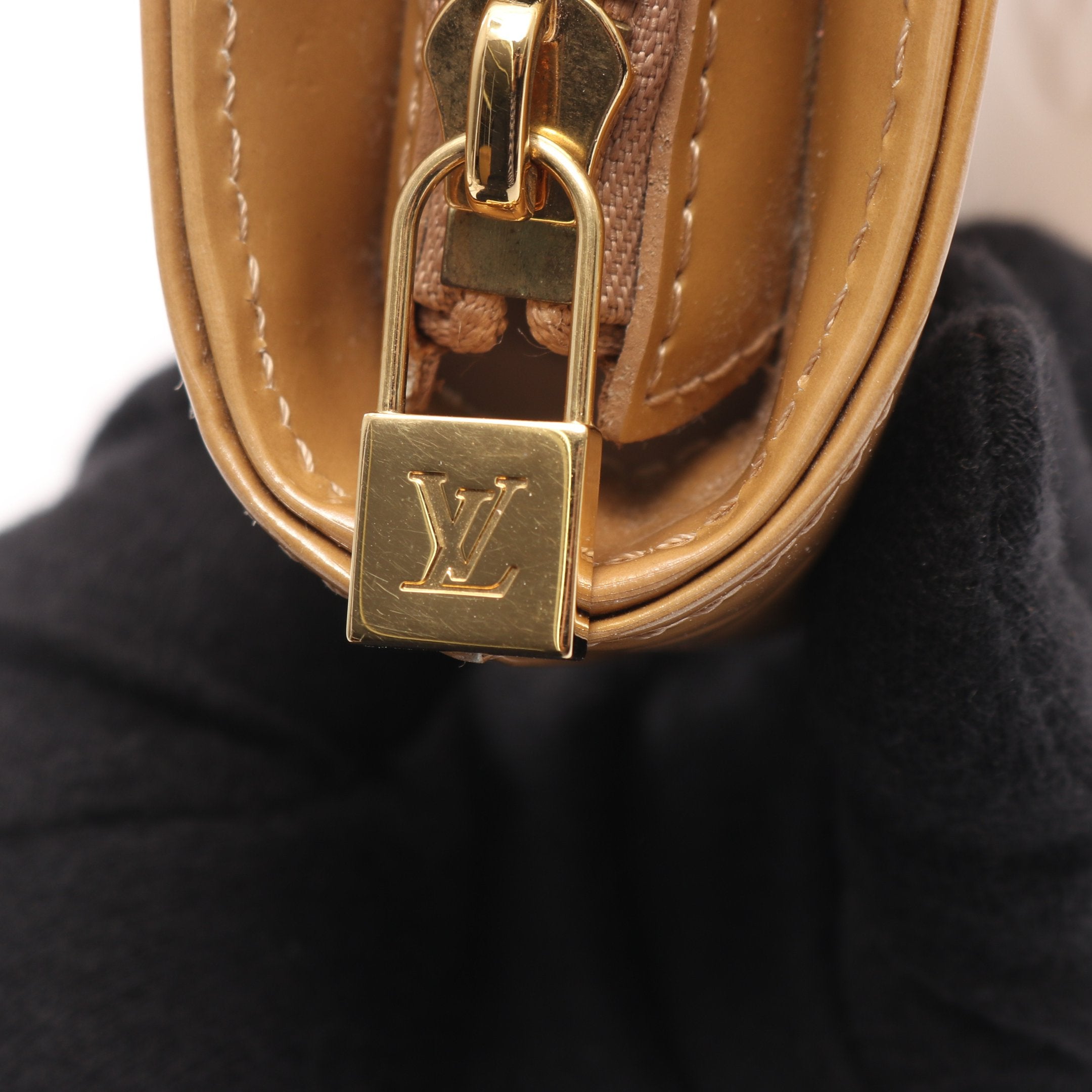 ヒューストン モノグラムヴェルニ ノワゼット ハンドバッグ レザー