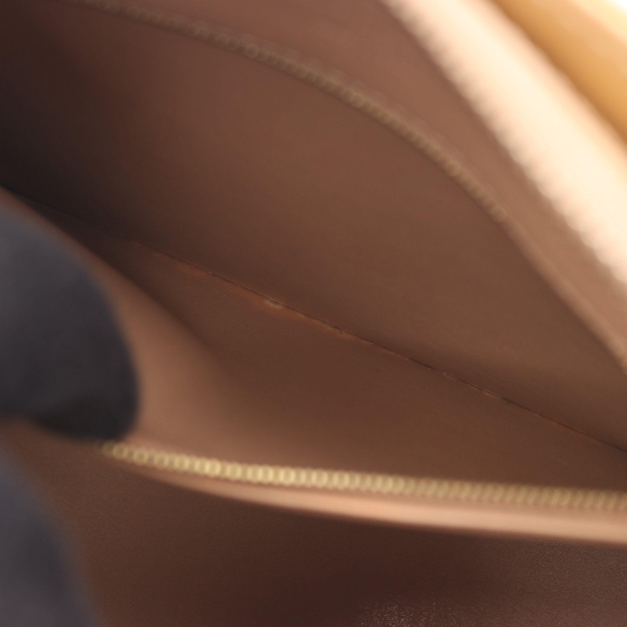 ヒューストン モノグラムヴェルニ ノワゼット ハンドバッグ レザー