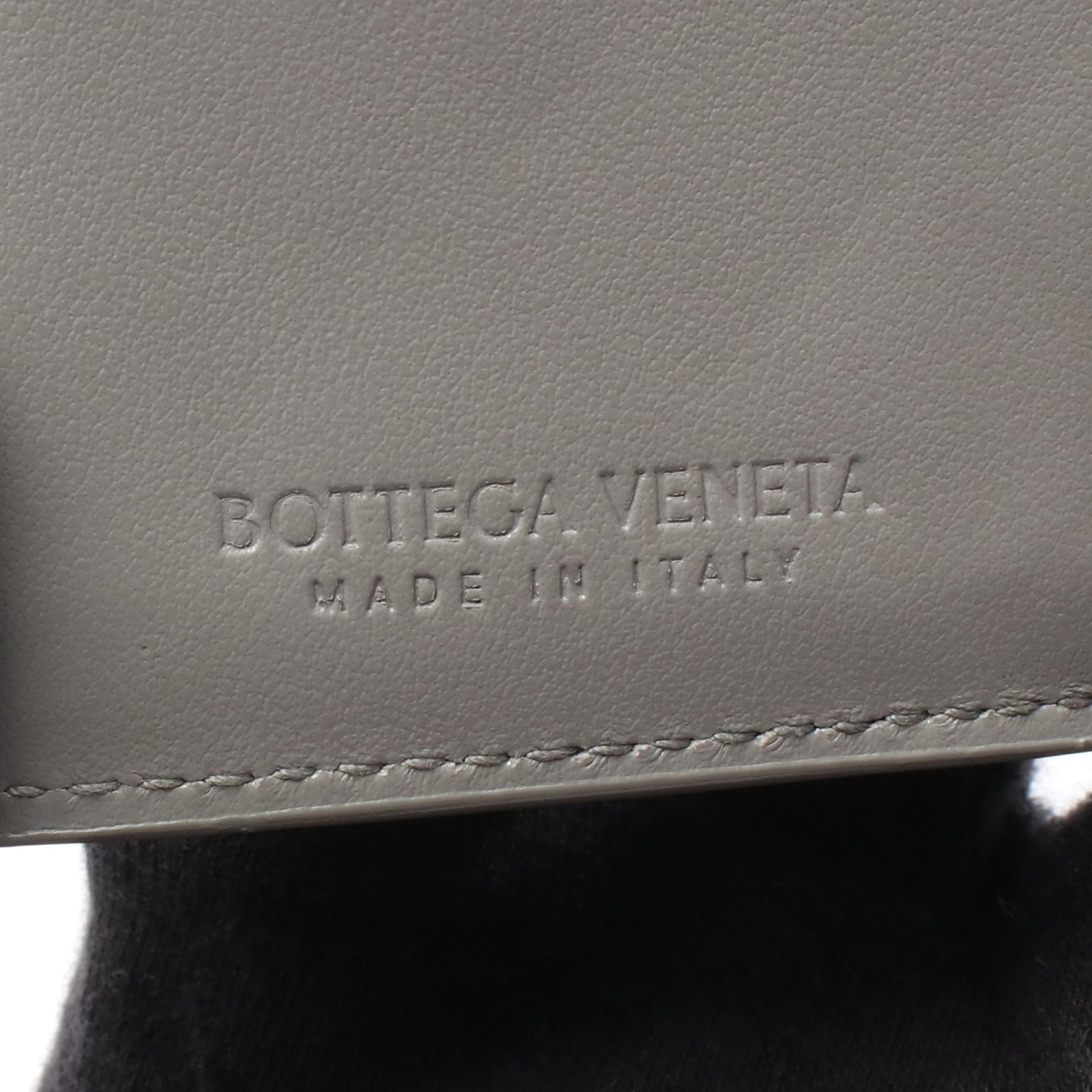 イントレチャート 三つ折り財布 レザー グレー ボッテガヴェネタ 財布・小物 BOTTEGA VENETA