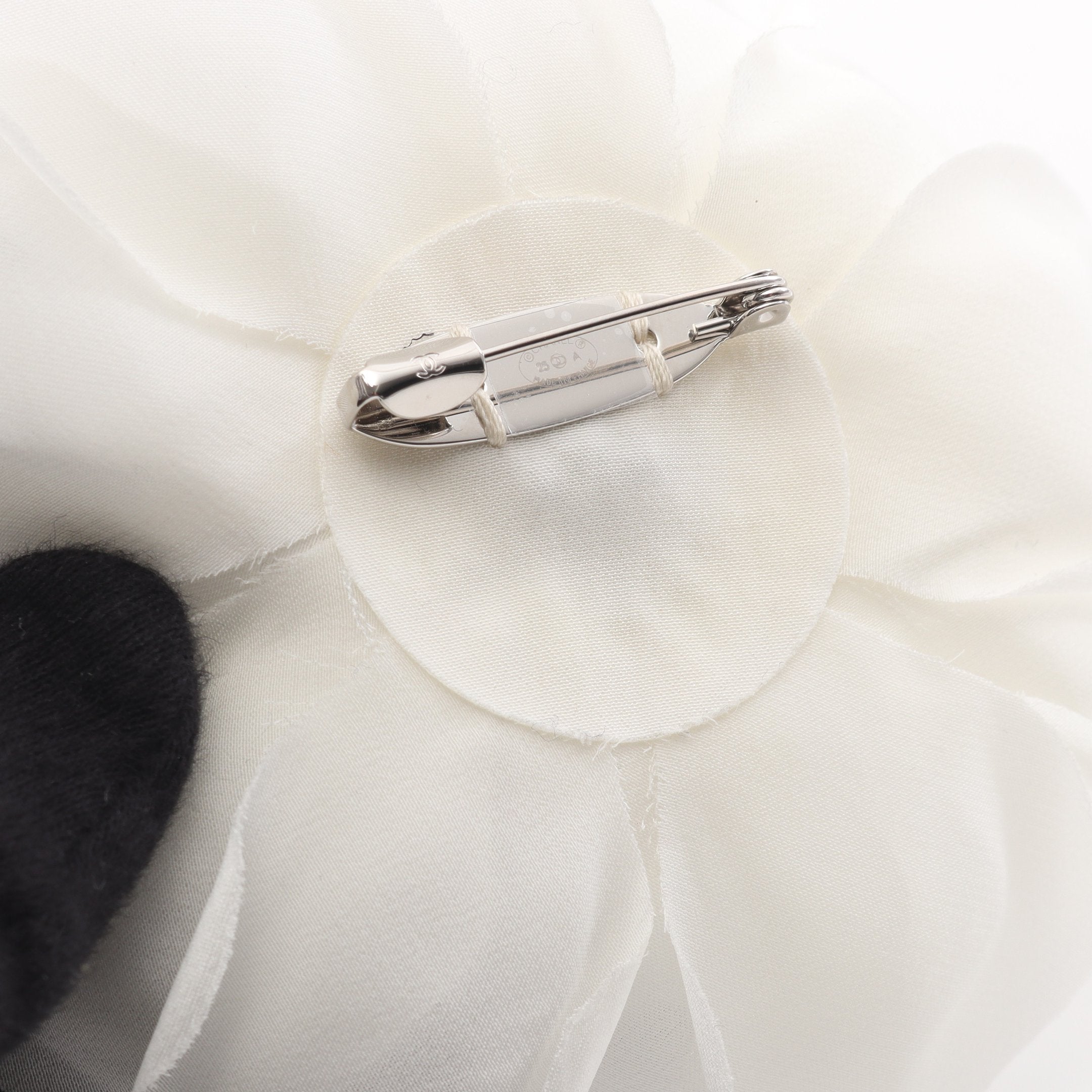 シャネル  ブローチ ホワイト  CHANEL カメリア 新作CHANEL☆シャネル カメリア ブローチ 超入手困難 直営店1点
