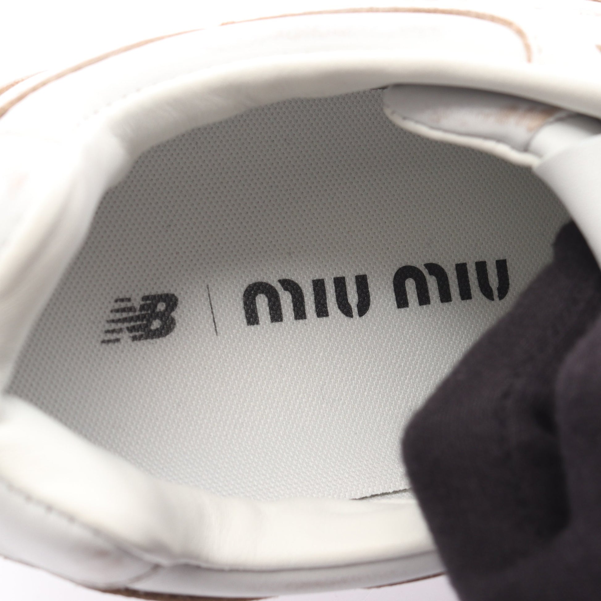 miu miu × New Balance 530 SL スニーカー レザー オフホワイト ライトブラウン ヴィンテージ加工 ミュウミュウ シューズ miu miu