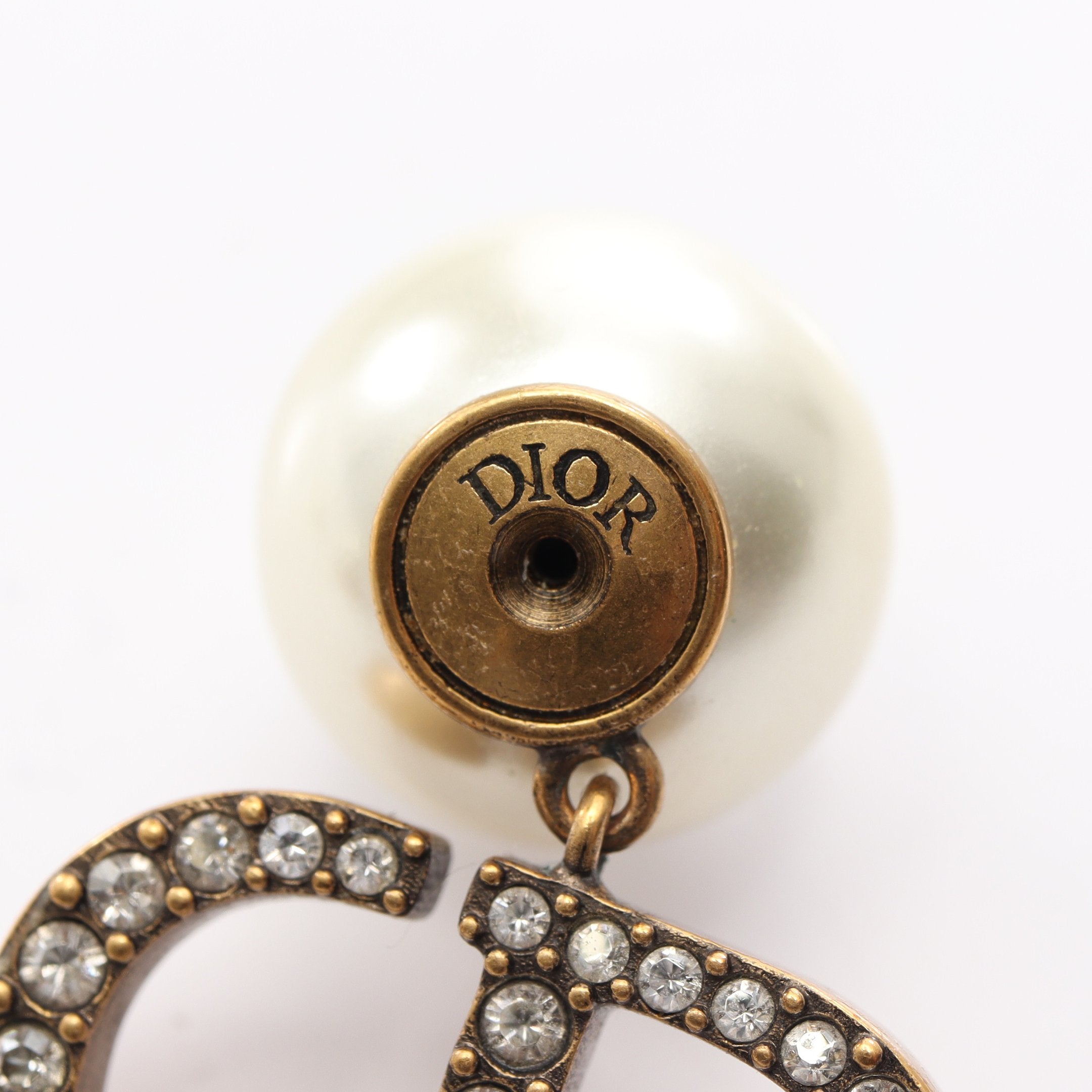 トライバル CDロゴ ピアス GP フェイクパール ラインストーン ゴールド