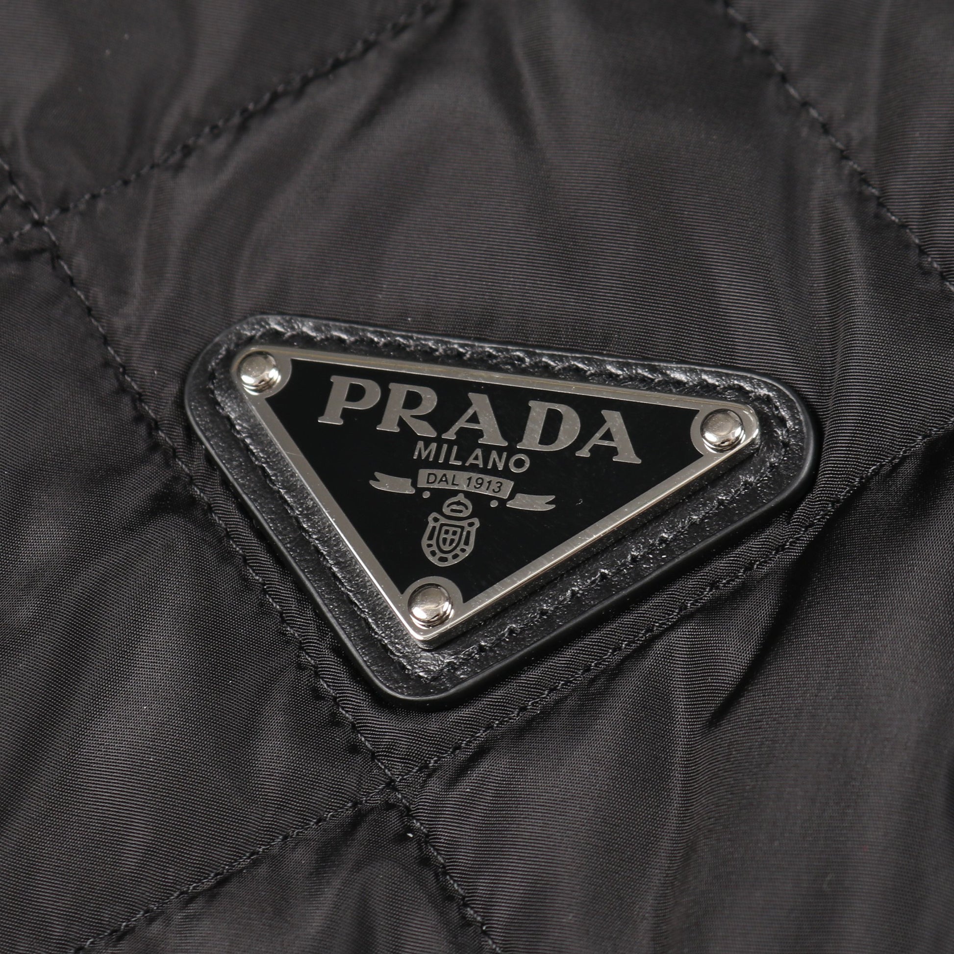 Re-Nylon キルティングジャケット ナイロン ブラック 三角プレート プラダ アウター PRADA