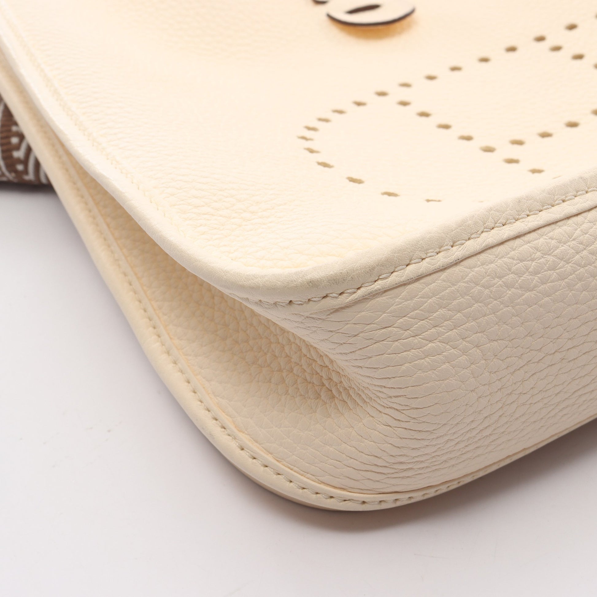 エヴリン 3 トロワ PM ナタ ショルダーバッグ トリヨンクレマンス アイボリー ゴールド金具 Z刻印 エルメス バッグ HERMES