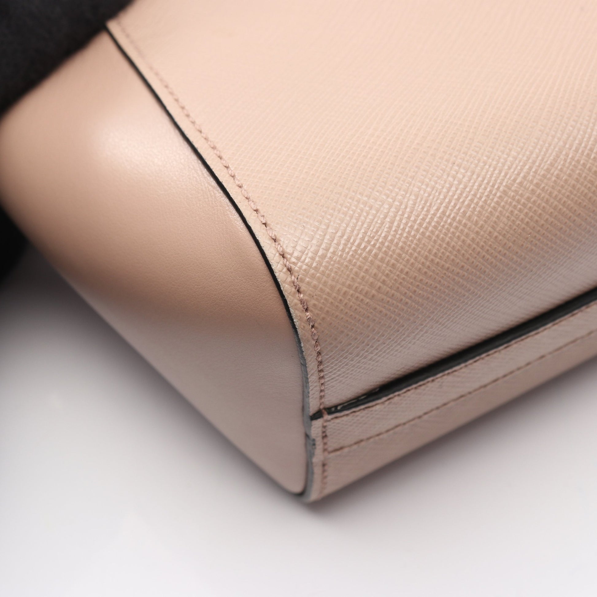 SAFFIANO ＋ SOFT C ハンドバッグ サフィアーノレザー グレーベージュ 2WAY プラダ バッグ PRADA