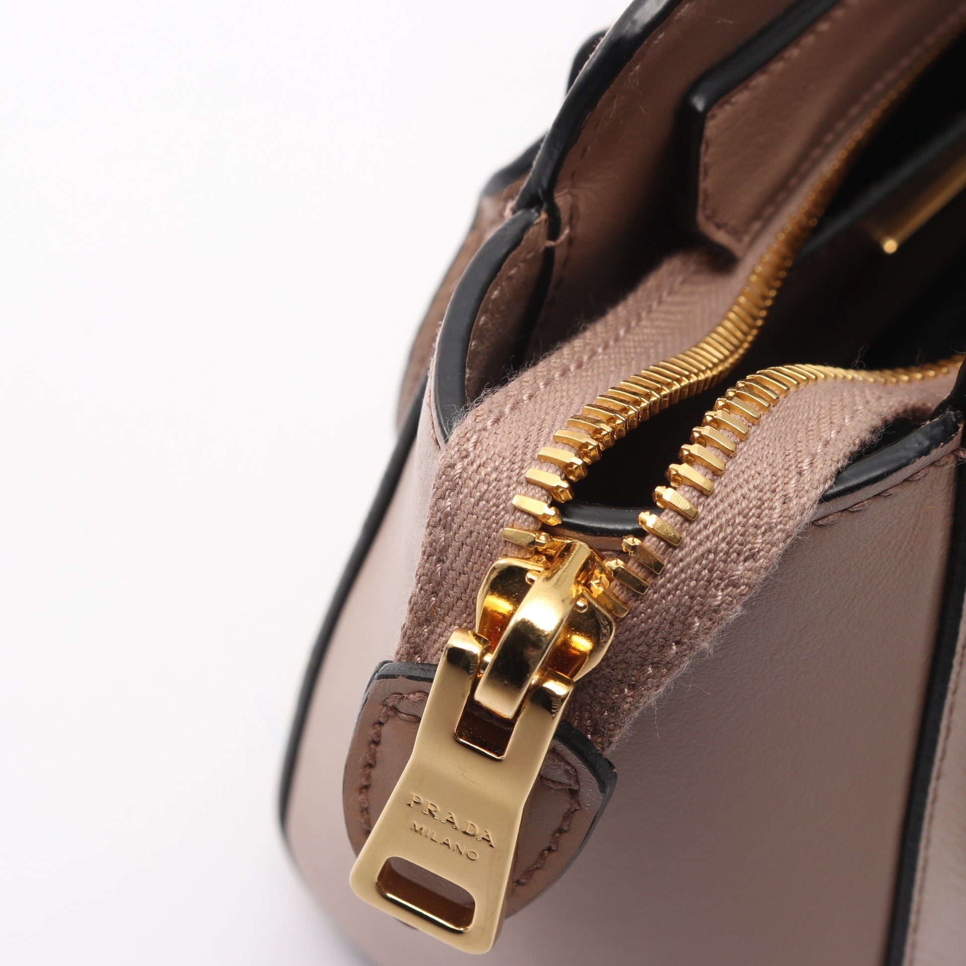 SAFFIANO ＋ SOFT C ハンドバッグ サフィアーノレザー グレーベージュ 2WAY プラダ バッグ PRADA