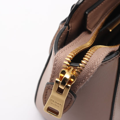 SAFFIANO ＋ SOFT C ハンドバッグ サフィアーノレザー グレーベージュ 2WAY プラダ バッグ PRADA
