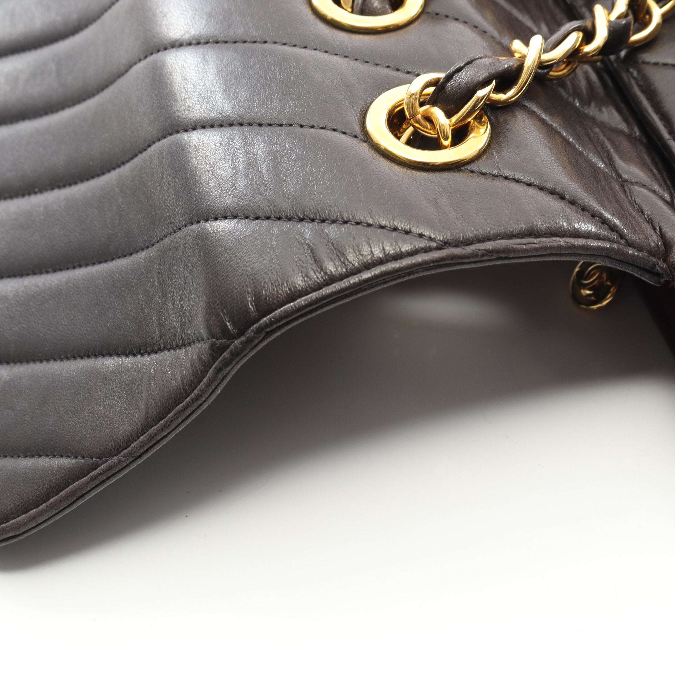極極美品！レア★CHANEL シェブロン★Vスタッズ　Wチェーンショルダーバッグ 2018年製！CHANEL シェブロン☆Vスタッズ Wチェーンショルダーバッグ