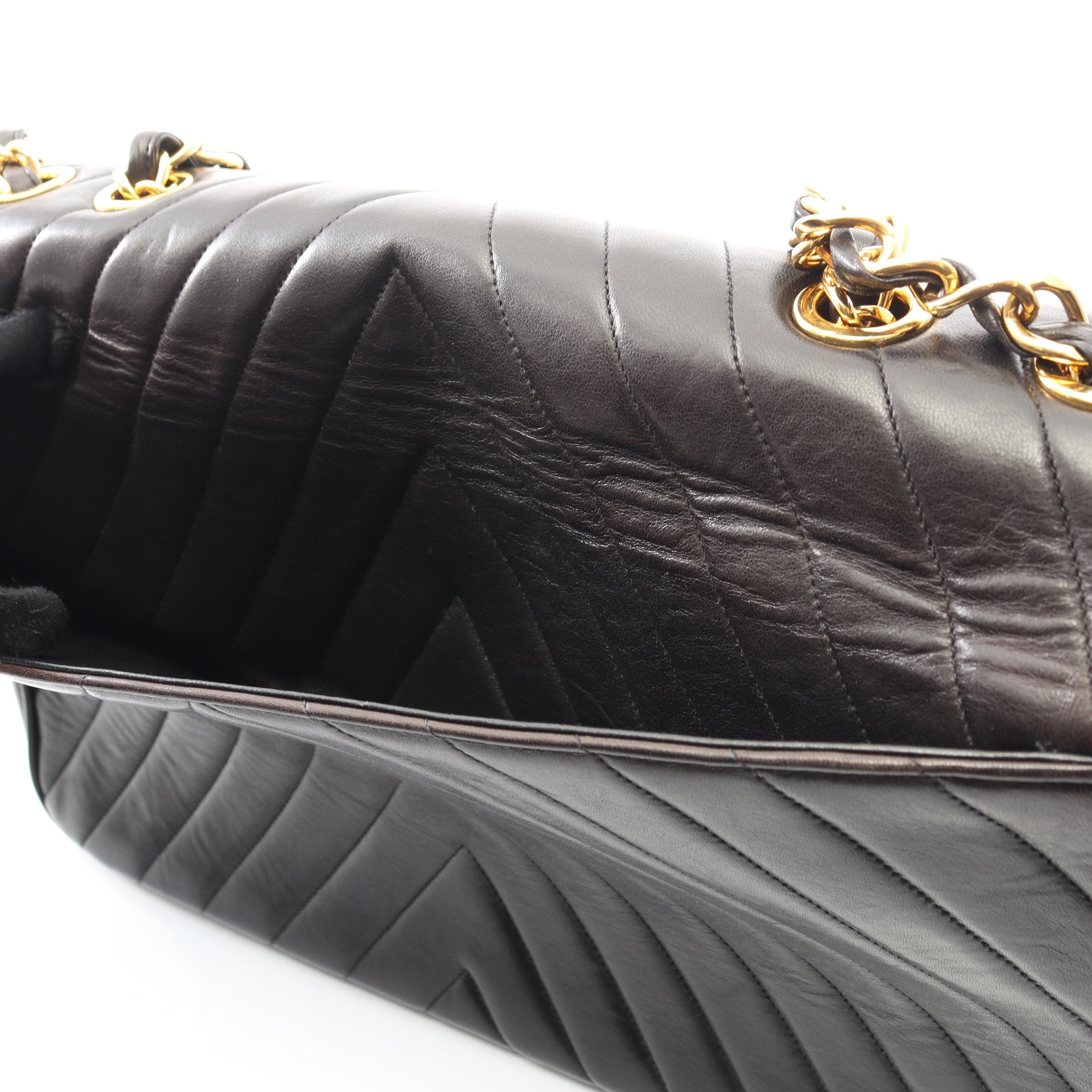 ヴィンテージ　シャネル　シェブロン　チェーンショルダーバッグ CHANEL チェーンショルダーバッグ シェブロン Vステッチ ゴールド金具