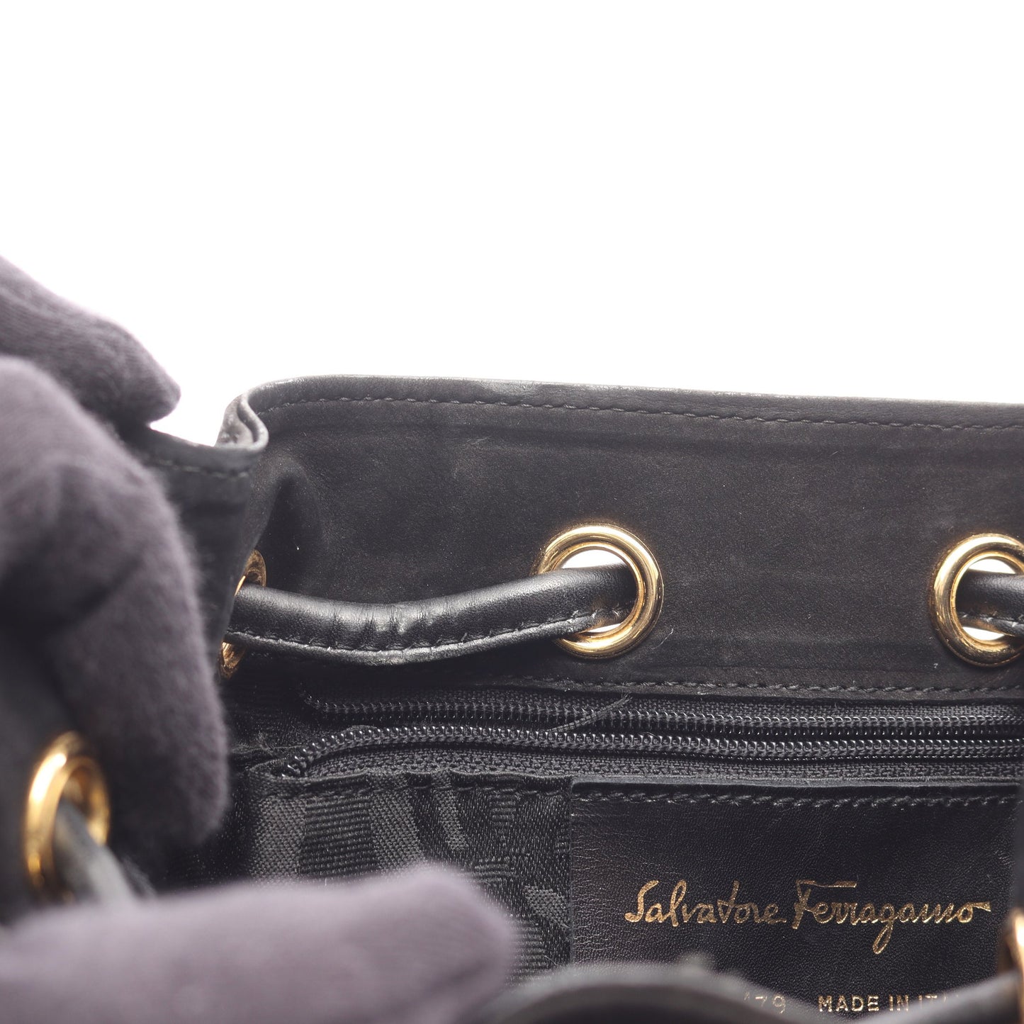 ヴァラ 巾着 ショルダーバッグ スエード ブラック サルヴァトーレフェラガモ バッグ Salvatore Ferragamo