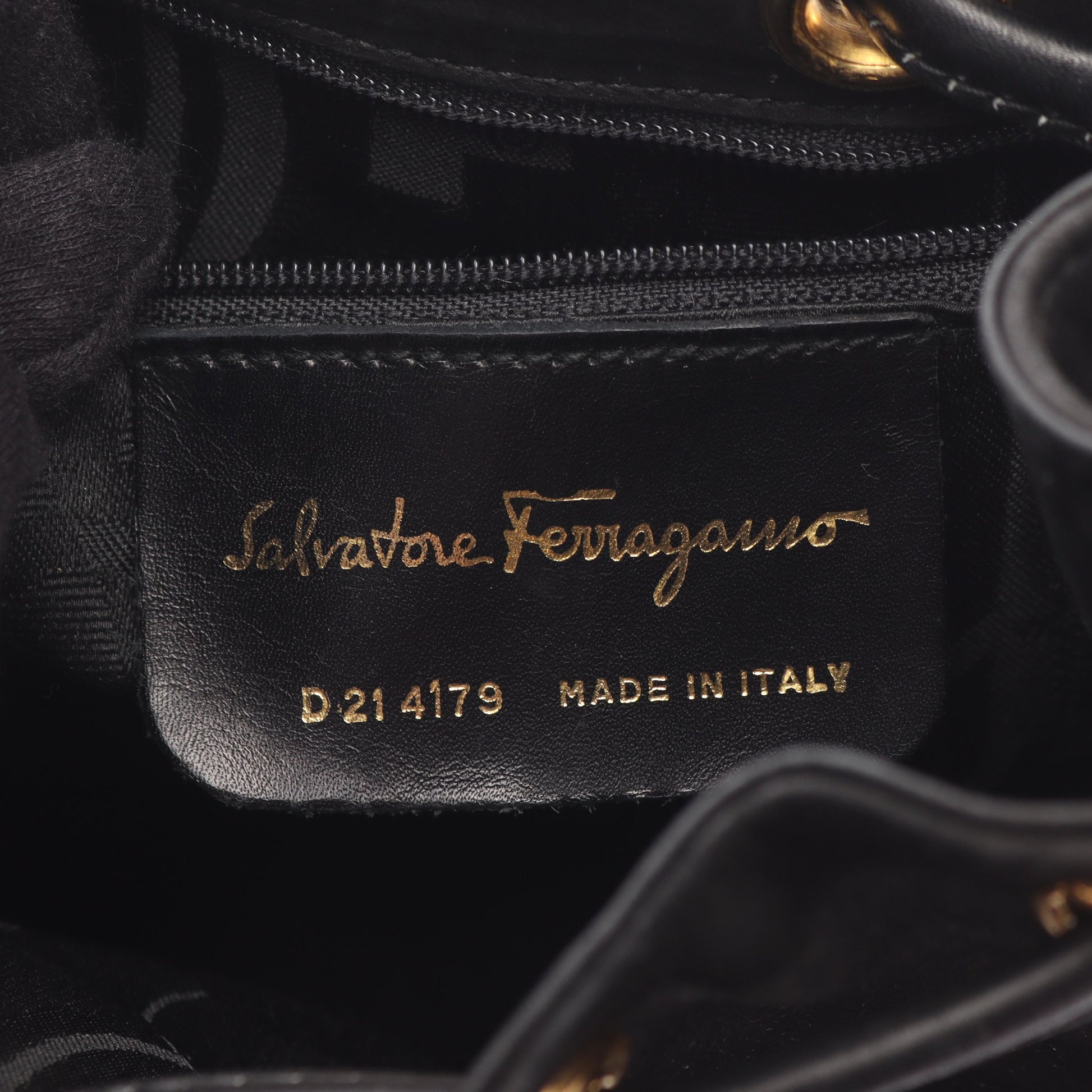 ヴァラ 巾着 ショルダーバッグ スエード ブラック サルヴァトーレフェラガモ バッグ Salvatore Ferragamo