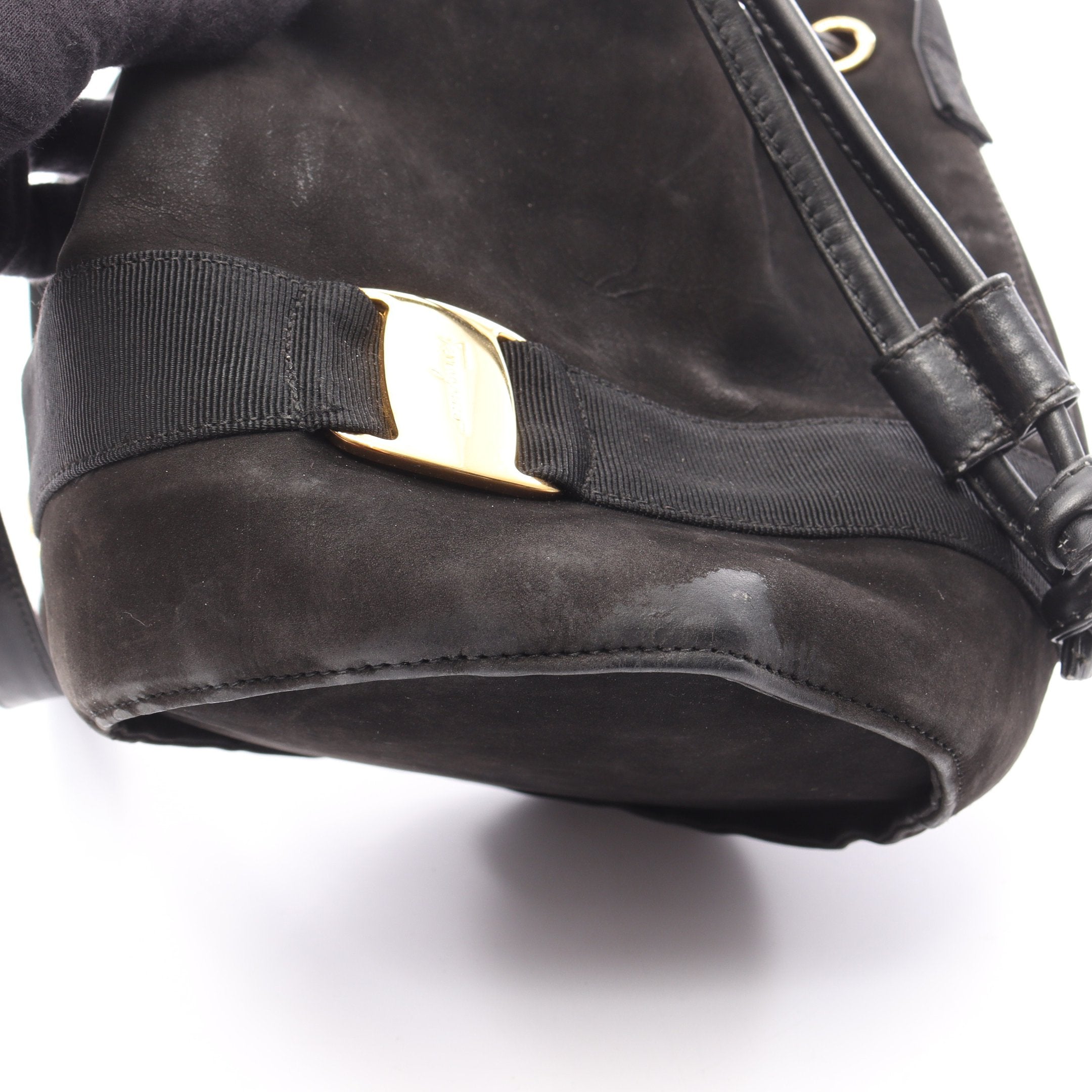 サルバトーレフェラガモの巾着型ショルダーバックスエード調 サルバトーレフェラガモ(salvatore ferragamo)|ショルダーバッグ巾着